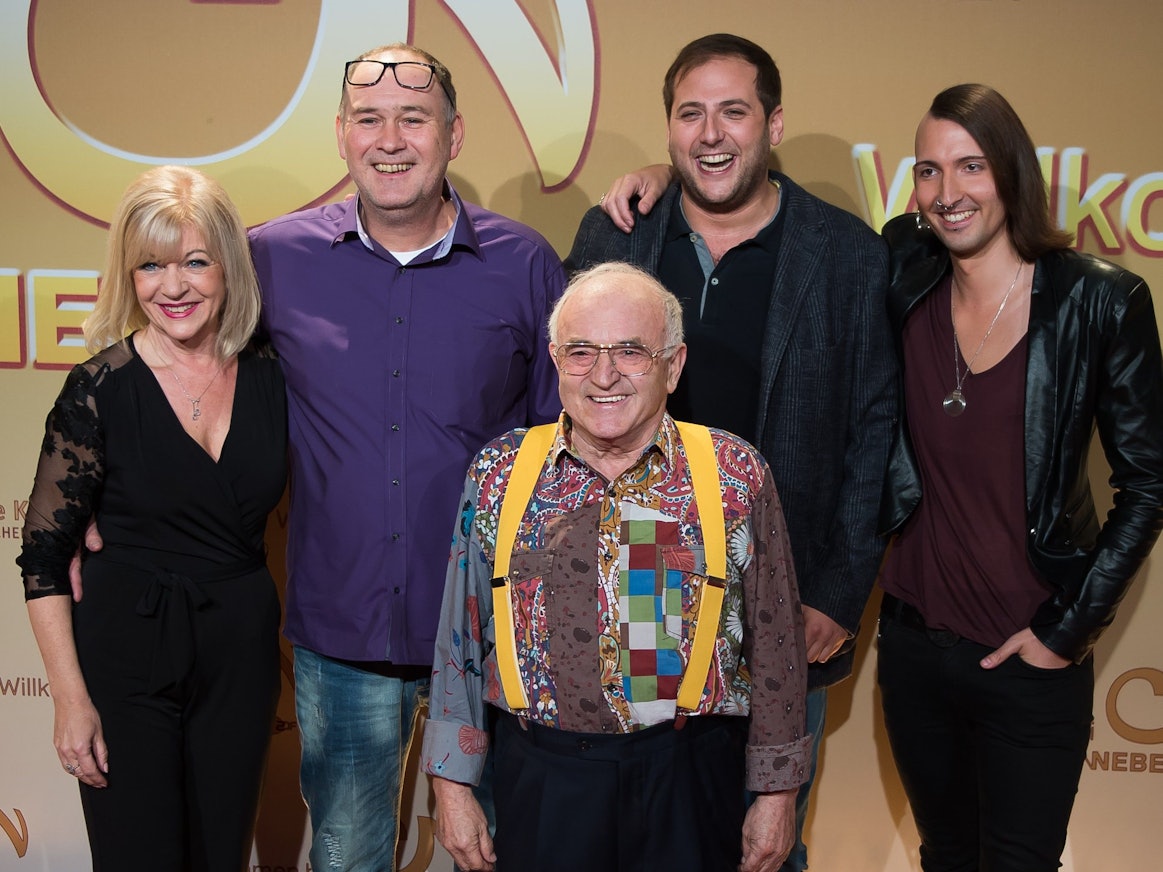 „Bares für Rares“-Händler: Elke Velten-Tönnies (l-r), Walter Lehnertz, Ludwig Hofmaier, Julian Schmitz-Avila und Fabian Kahl kennt das ZDF-Publikum von „Bares für Rares“. Doch wie heißen eigentlich die anderen Händlerinnen und Händler? Das Foto ist vom 30. September 2017.