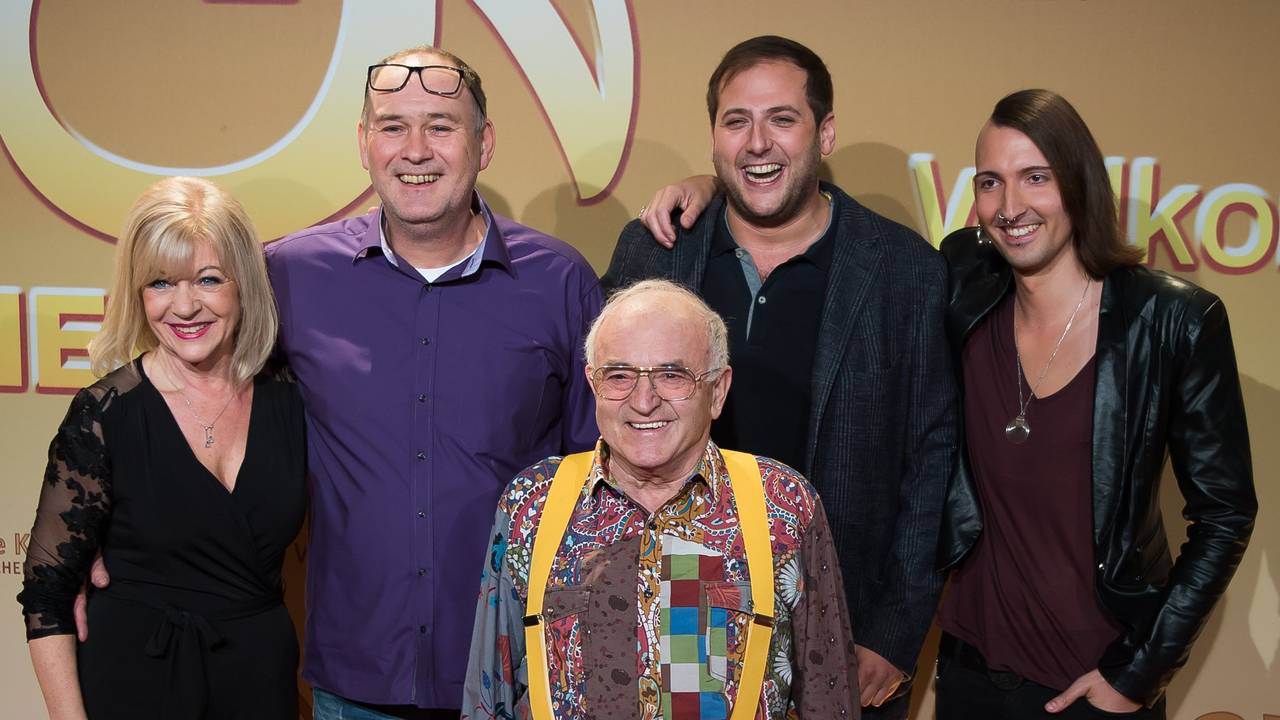 „Bares für Rares“-Händler: Elke Velten-Tönnies (l-r), Walter Lehnertz, Ludwig Hofmaier, Julian Schmitz-Avila und Fabian Kahl kennt das ZDF-Publikum von „Bares für Rares“. Doch wie heißen eigentlich die anderen Händlerinnen und Händler? Das Foto ist vom 30. September 2017.