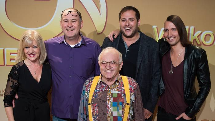 „Bares für Rares“-Händler: Elke Velten-Tönnies (l-r), Walter Lehnertz, Ludwig Hofmaier, Julian Schmitz-Avila und Fabian Kahl kennt das ZDF-Publikum von „Bares für Rares“. Doch wie heißen eigentlich die anderen Händlerinnen und Händler? Das Foto ist vom 30. September 2017.