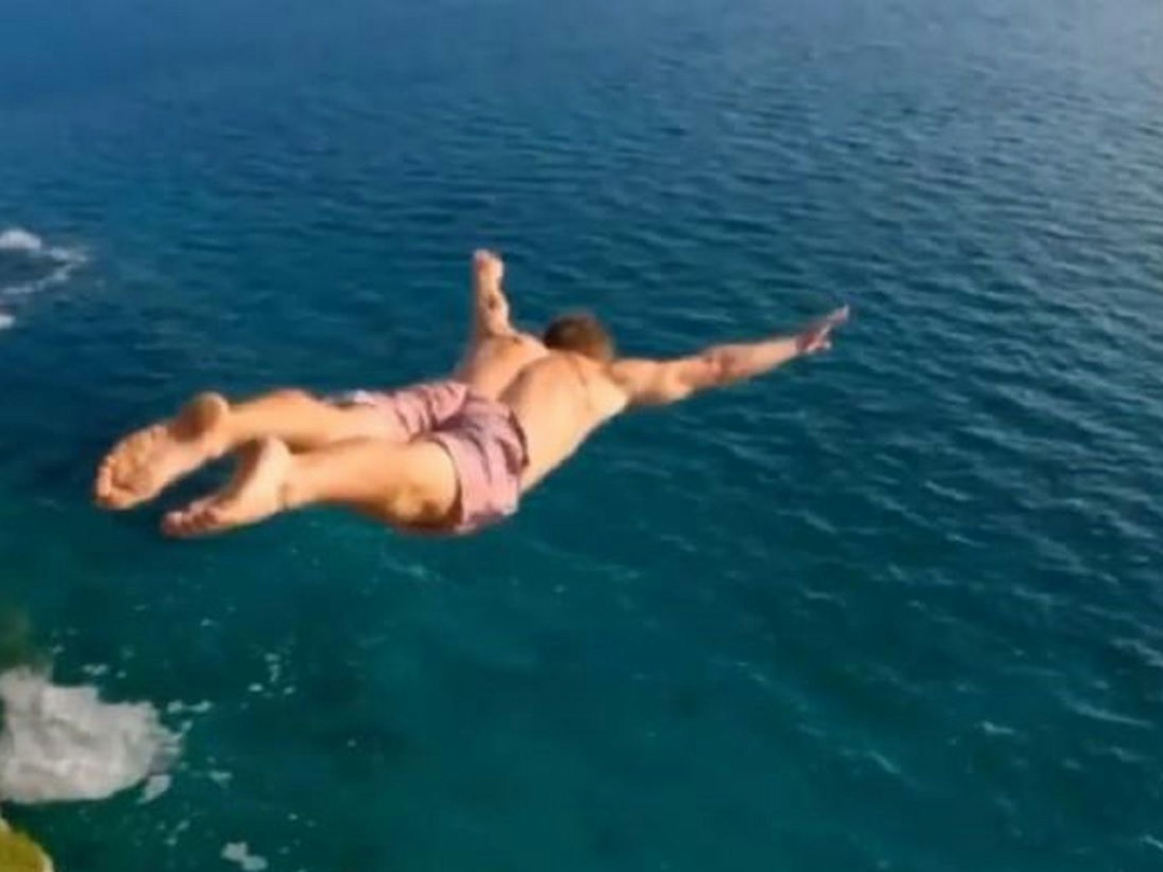 Der US-amerikanische Extremsportler Robert Wall bei seinem Sprung auf den Bahamas