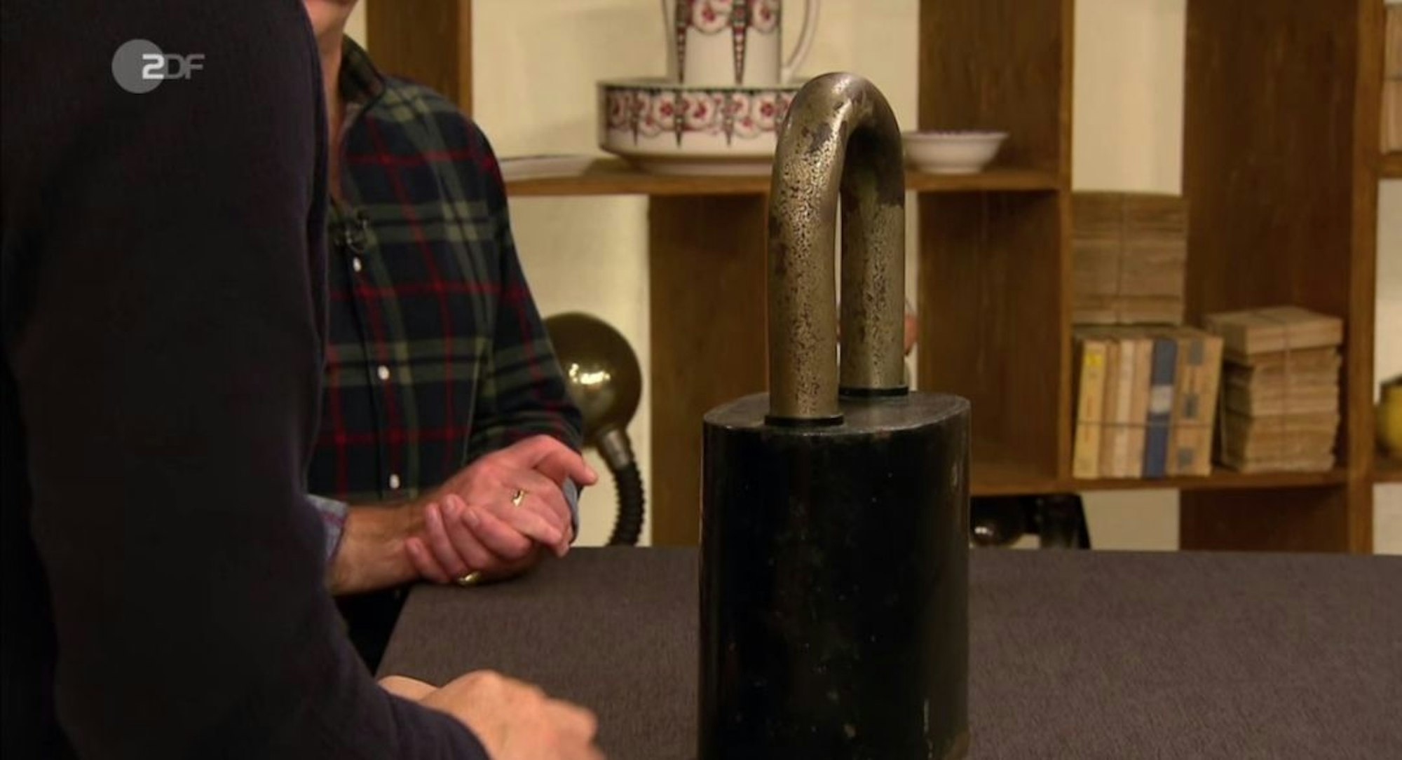 Bares für Rares am 7. März 2022: Horst Lichter ist über riesiges Schloss erstaunt.
Screenshot: ZDF.