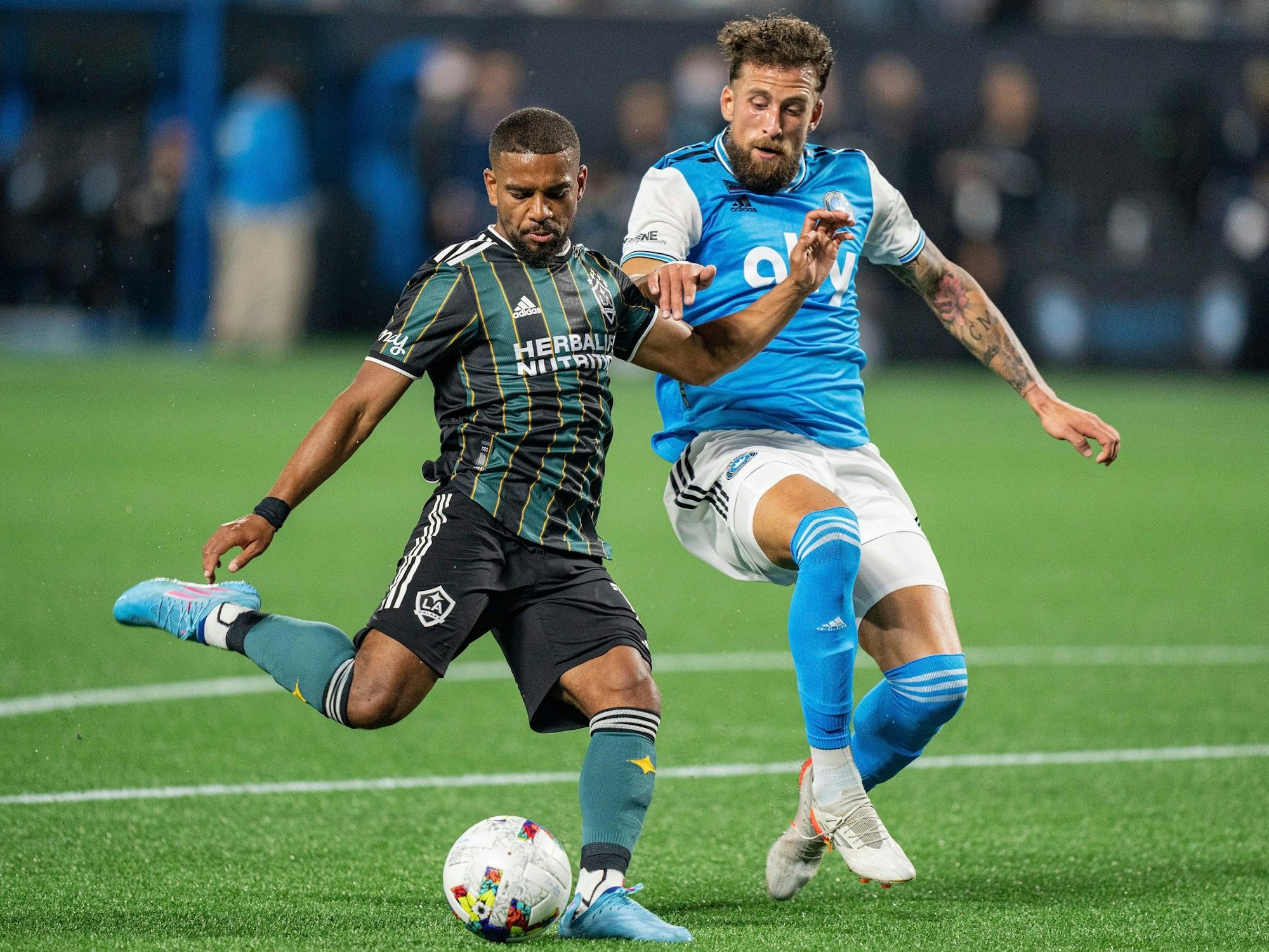 Samuel Grandsir im Zweikampf mit Guzman Corujo