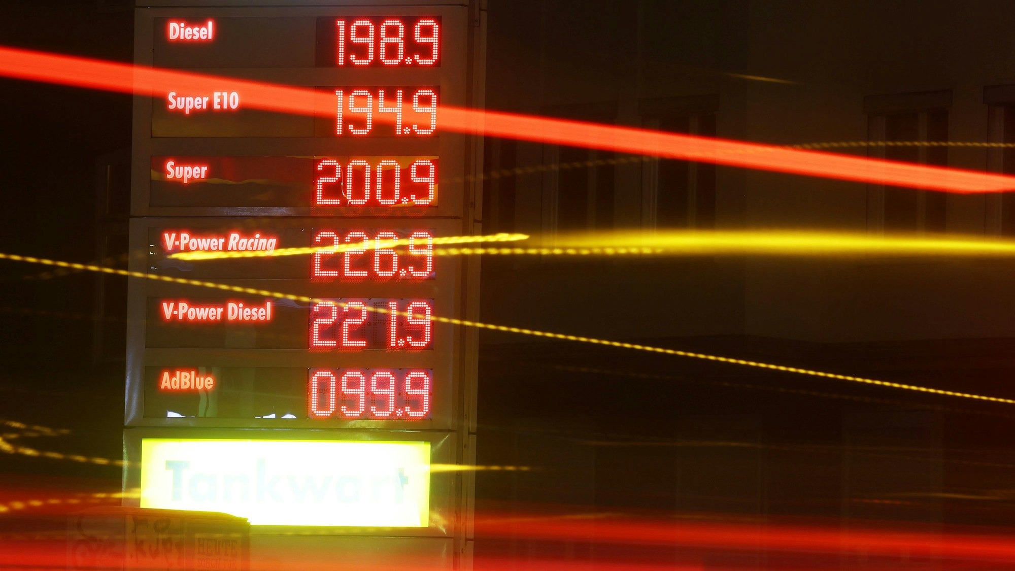 Preise für Kraftstoffe sind an einer Kölner Tankstelle angezeigt.