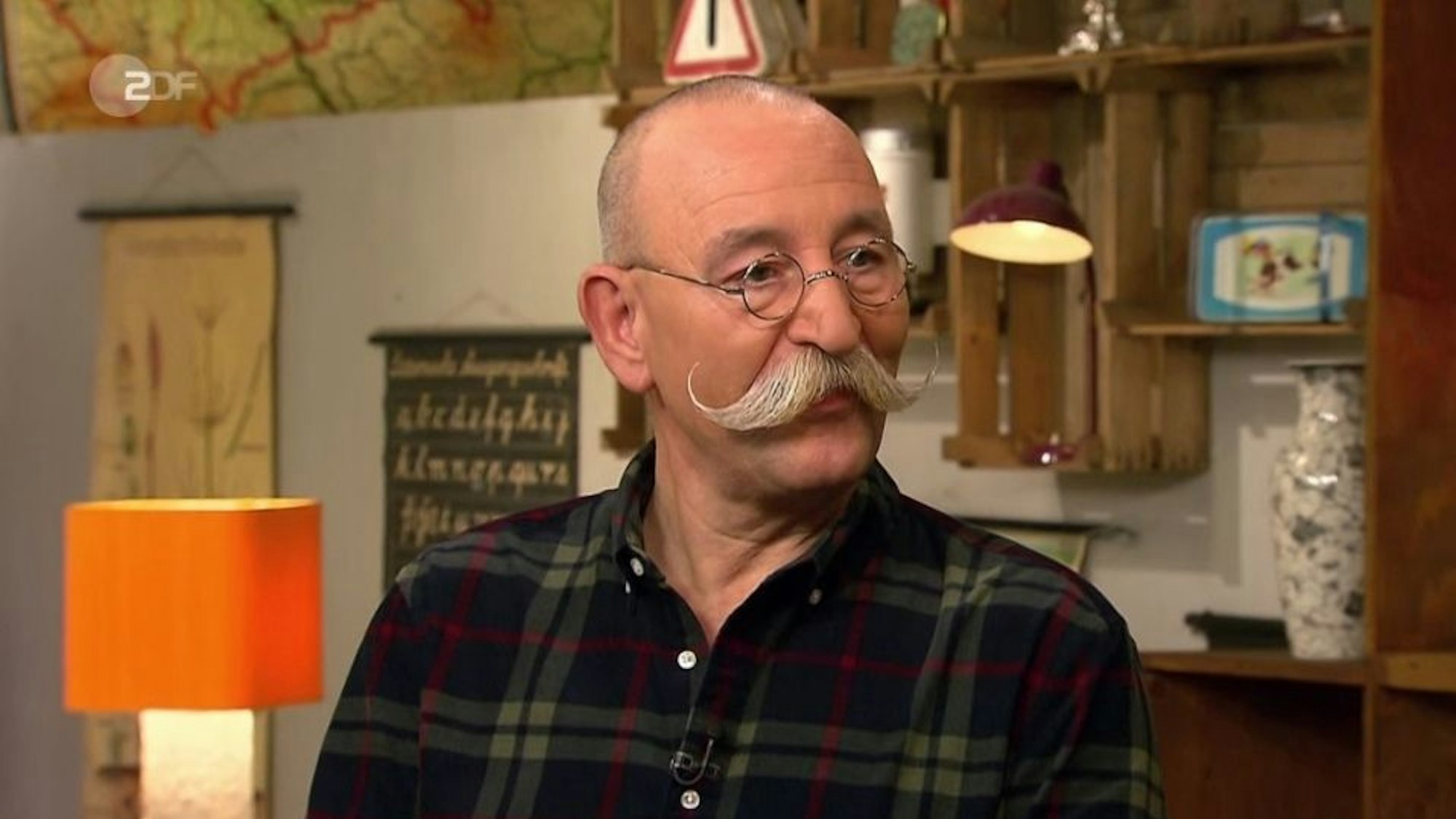 Bares für Rares am 7. März 2022: Horst Lichter ist über riesiges Schloss erstaunt.
Screenshot: ZDF.