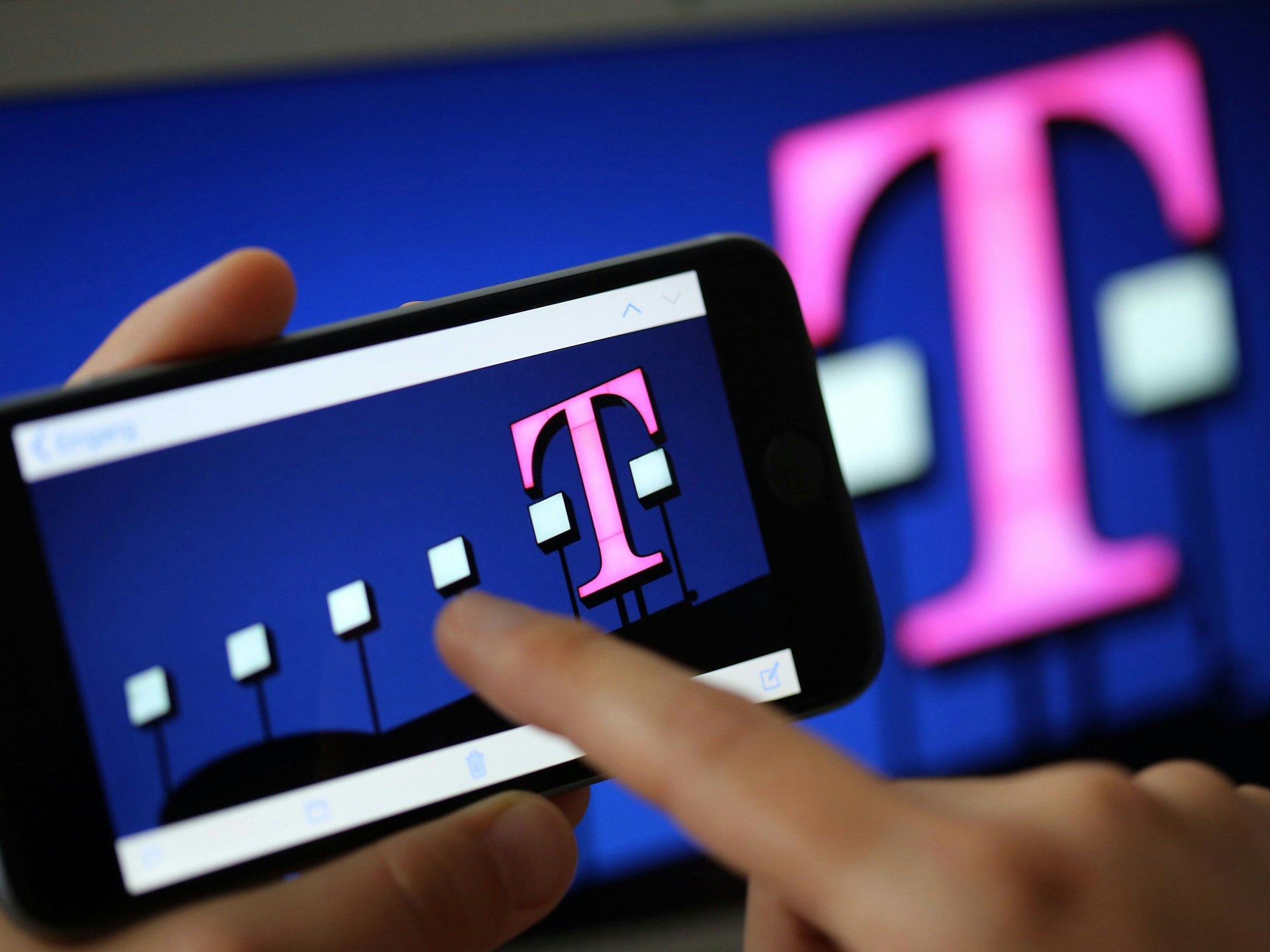 Smartphone-Bildschirm mit dem Telekom-Logo.