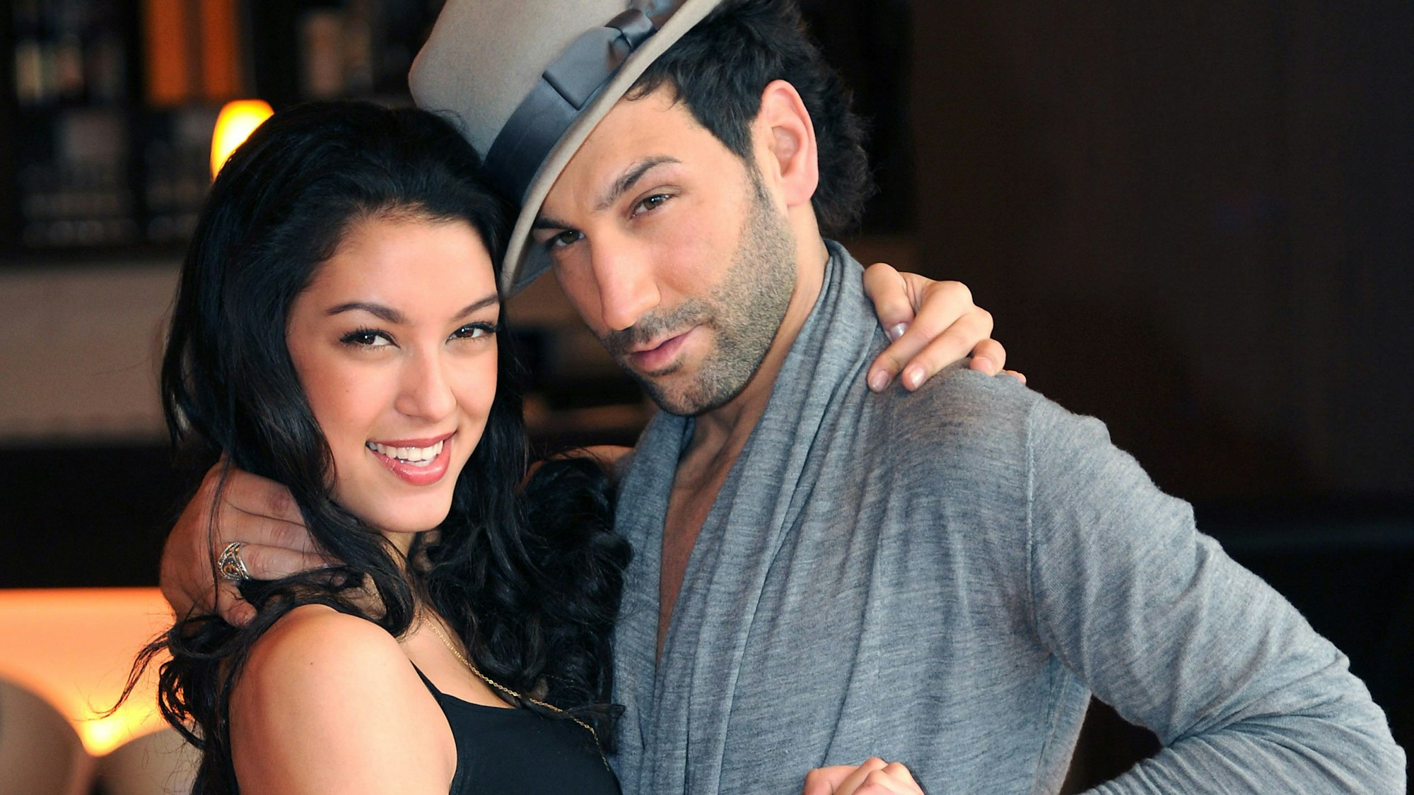 Model Rebecca Mir und Profitänzer Massimo Sinatóposieren in der Tanzschule Schulerecki in Köln.