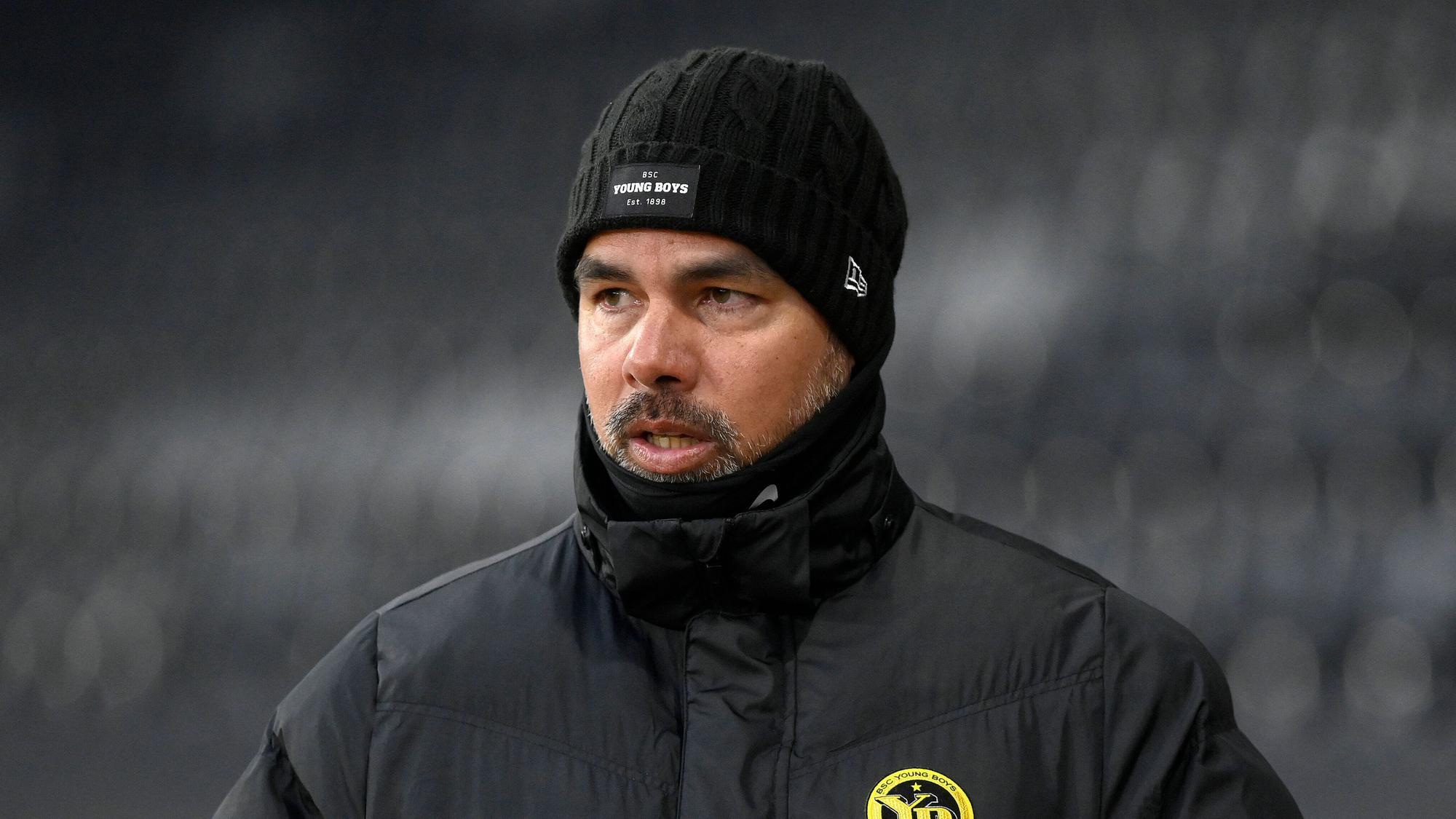 Trainer David Wagner steht an der Seitenlinie