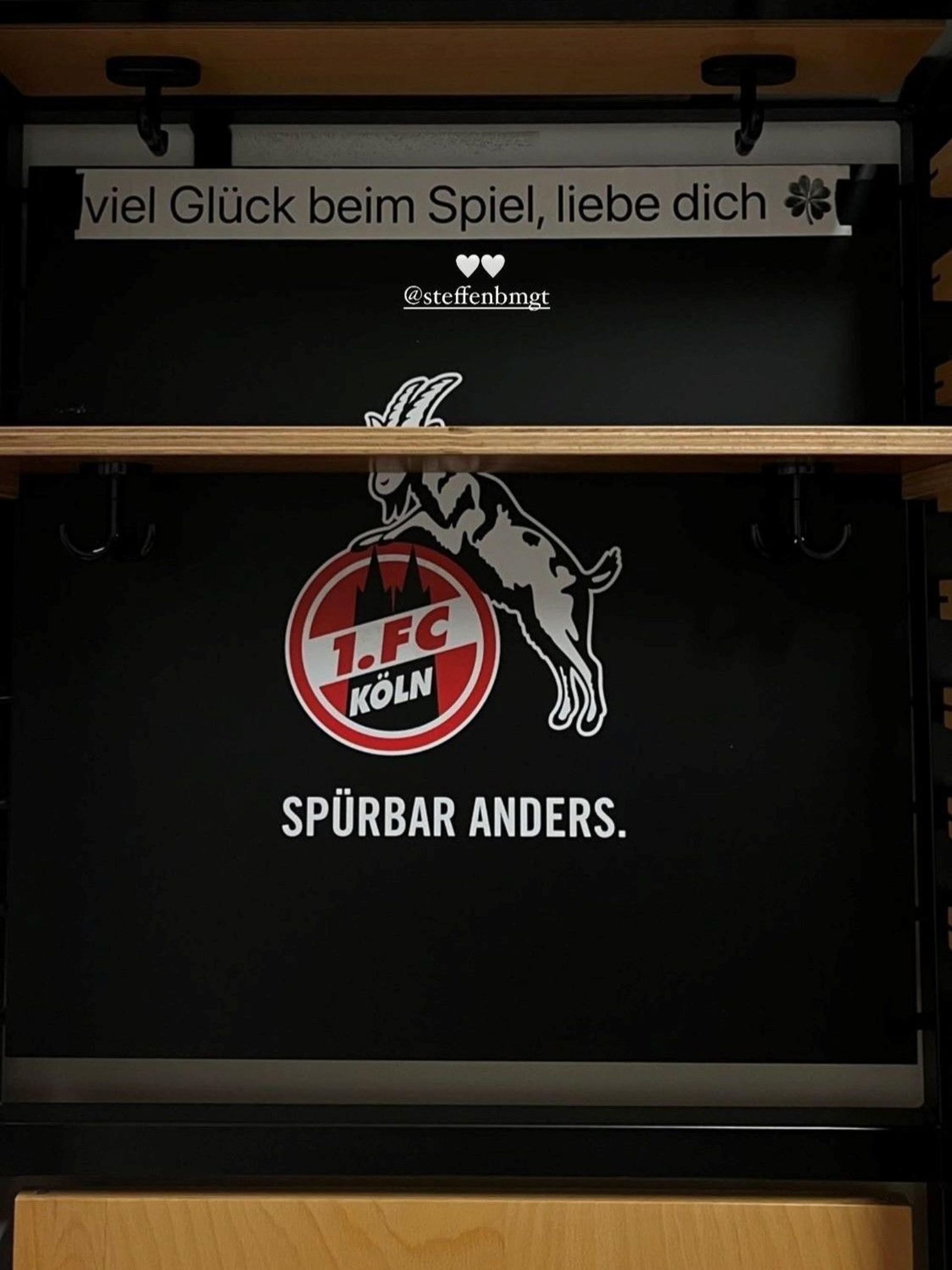 Steffen Baumgart zeigt eine süße Botschaft seiner Tochter.