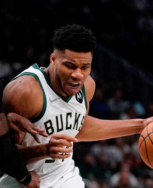 Die Basketball-Profis Giannis Antetokounmpo und Jae Crowder in Aktion.