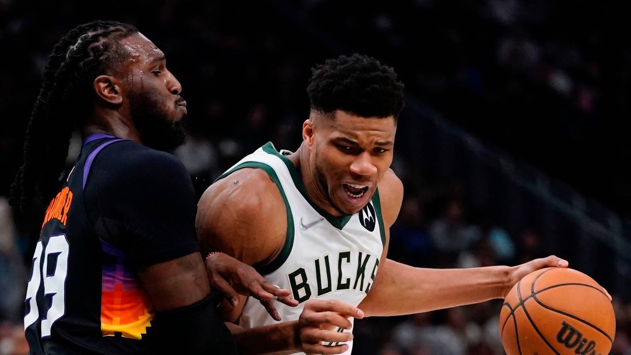 Die Basketball-Profis Giannis Antetokounmpo und Jae Crowder in Aktion.