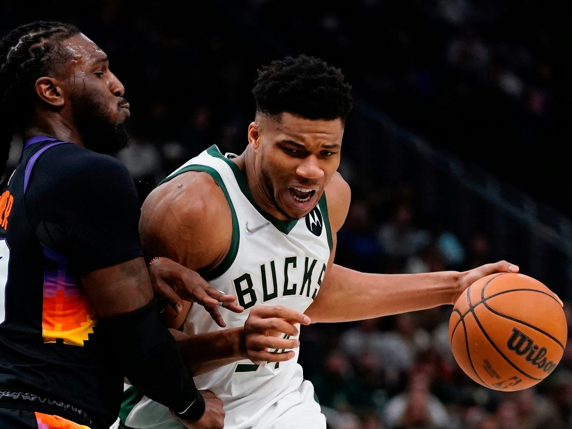 Die Basketball-Profis Giannis Antetokounmpo und Jae Crowder in Aktion.
