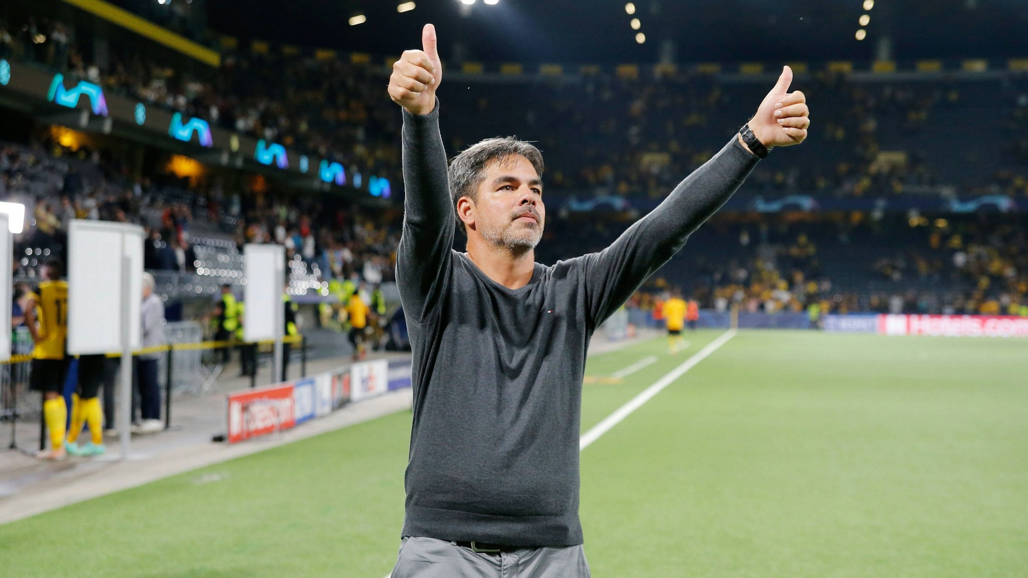 Trainer David Wagner bedankt sich bei den Fans der Young Boys Bern