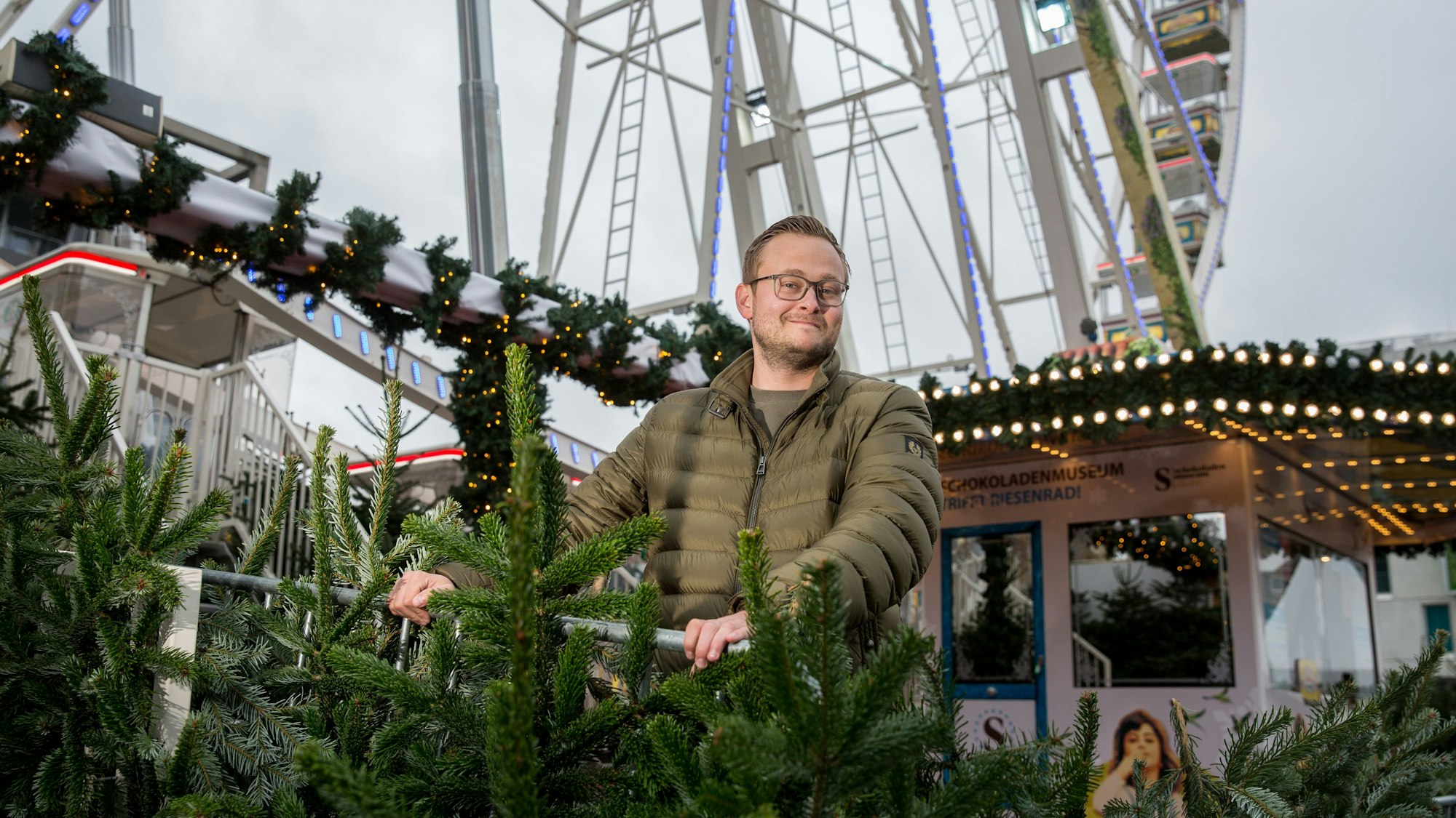 Betreiber und Besitzer Willi Kipp vor seinem Riesenrad.