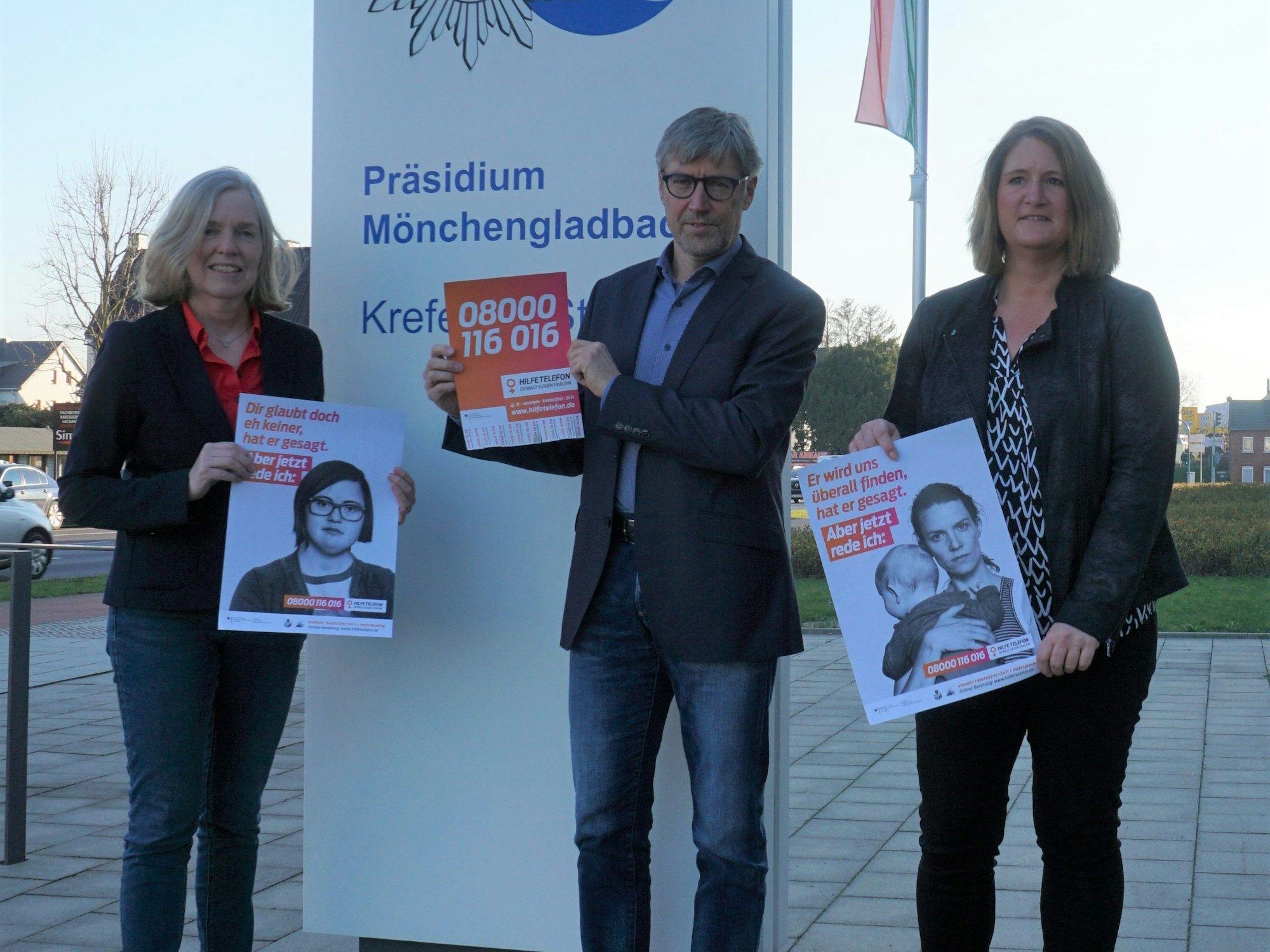 Polizei Mönchengladbach; v.l.n.r. KHK´in Gottmanns, Polizeipräsident Wiesselmann, KHK´in Pesch