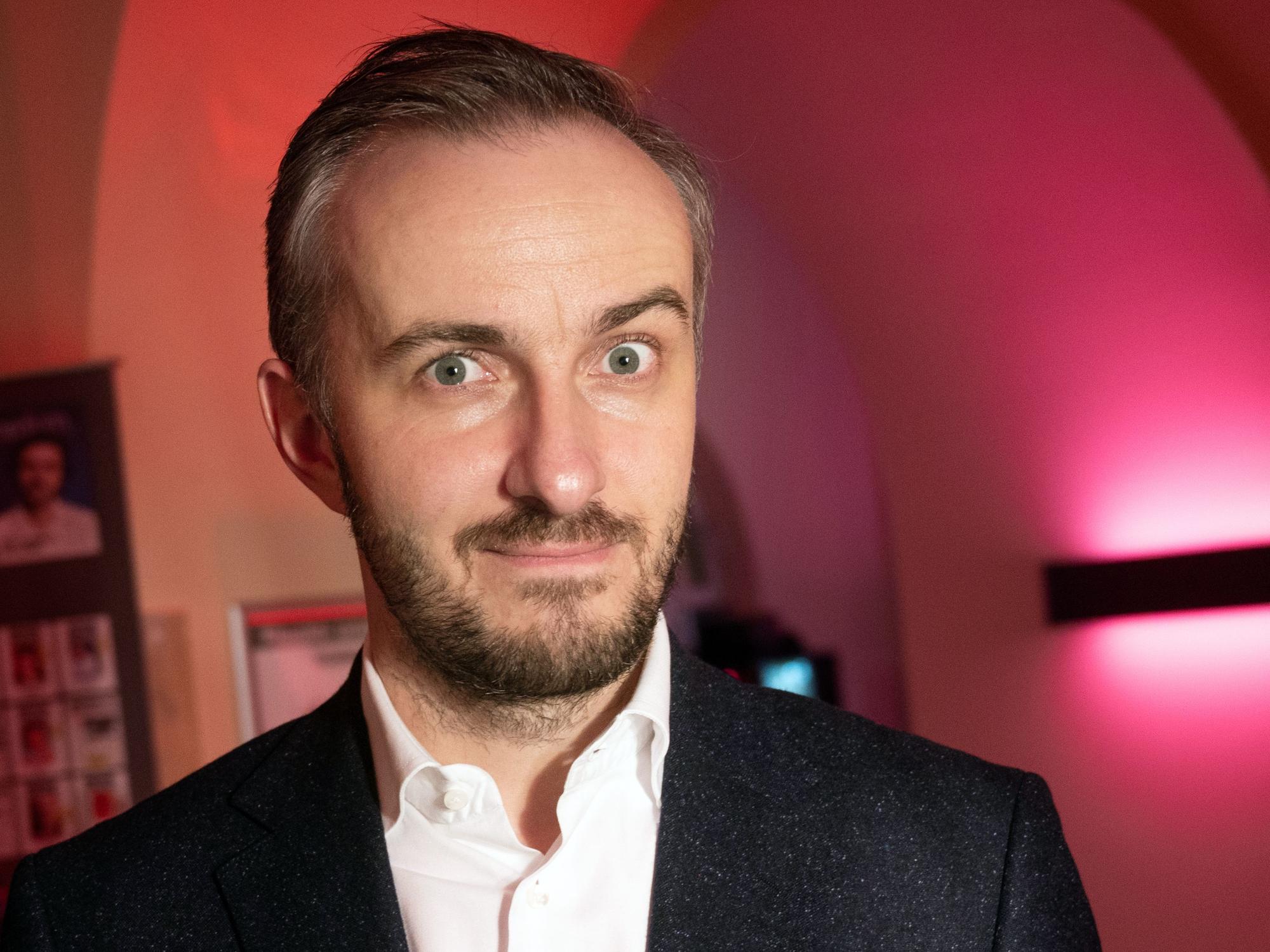 Jan Böhmermann grinst in die Kamera.