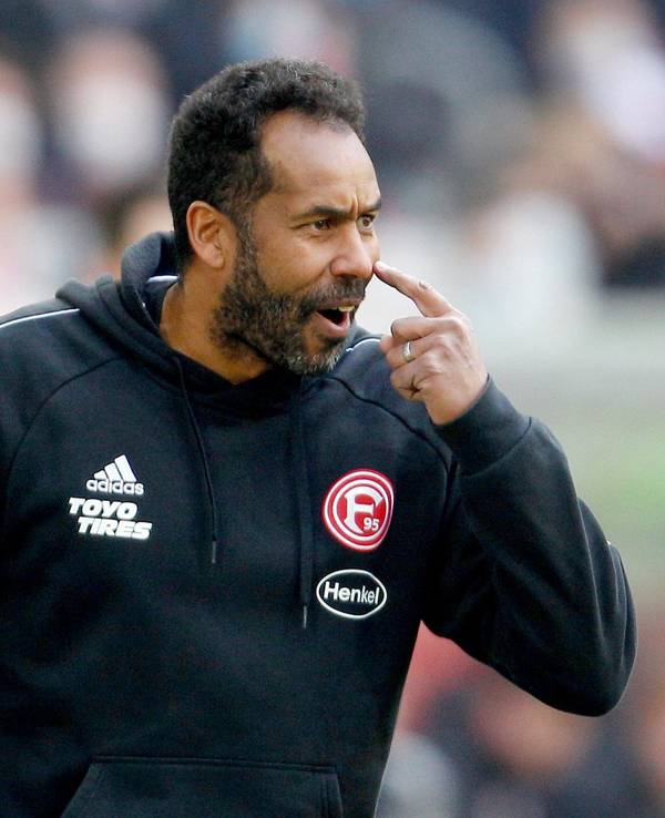 Daniel Thioune gestikuliert am Spielfeldrand