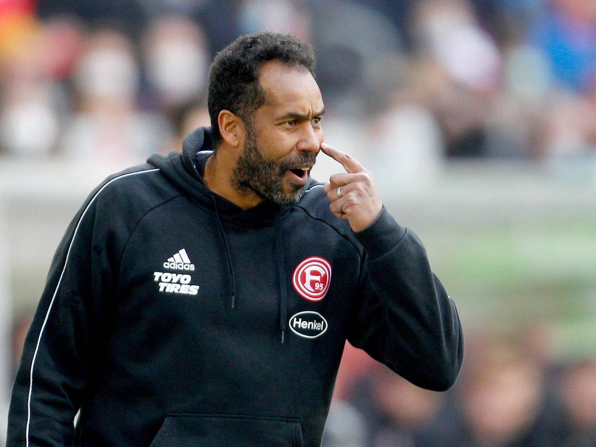 Daniel Thioune gestikuliert am Spielfeldrand
