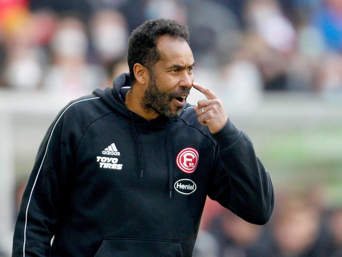 Daniel Thioune gestikuliert am Spielfeldrand