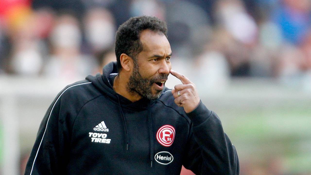 Daniel Thioune gestikuliert am Spielfeldrand