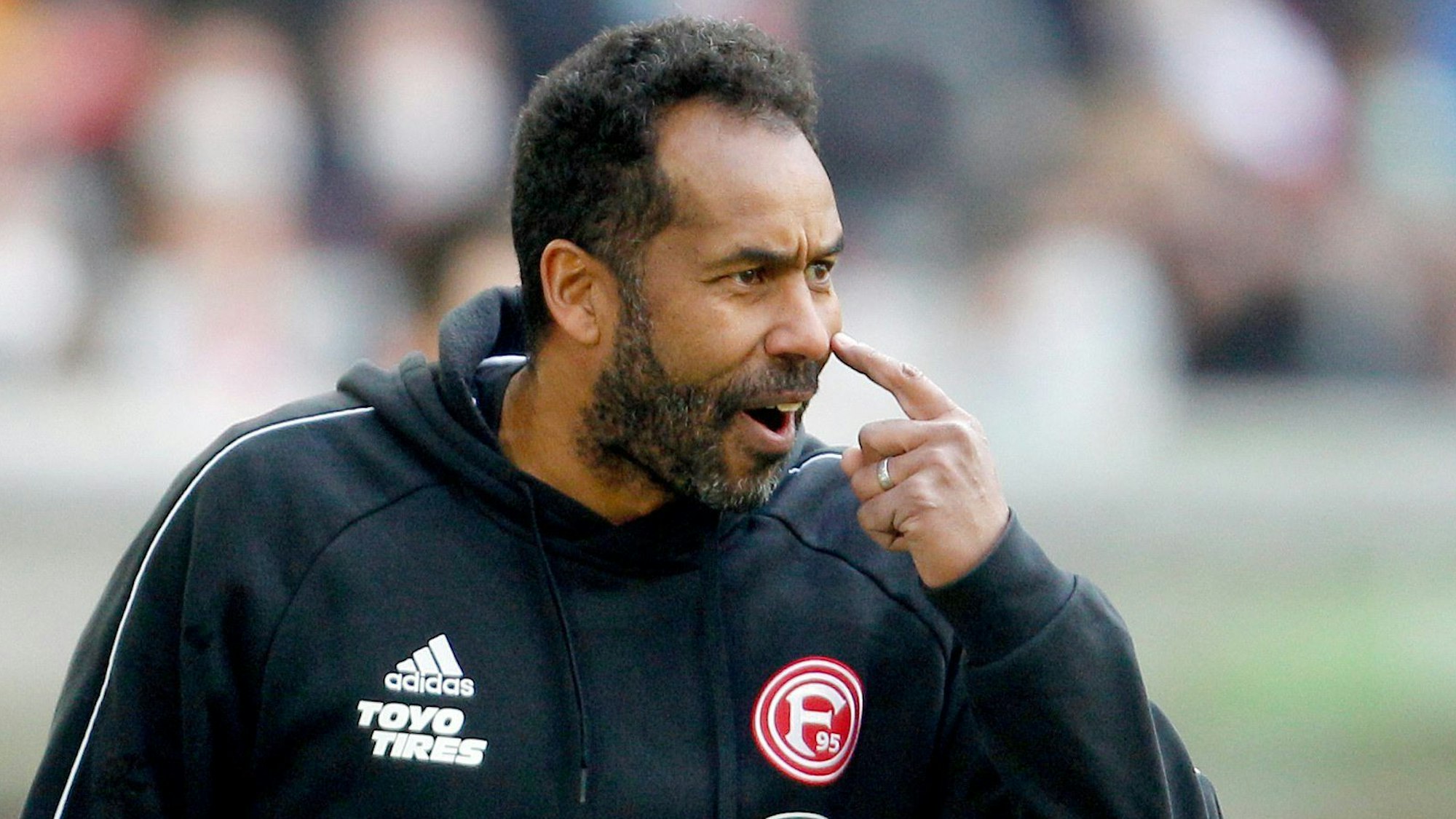 Daniel Thioune gestikuliert am Spielfeldrand