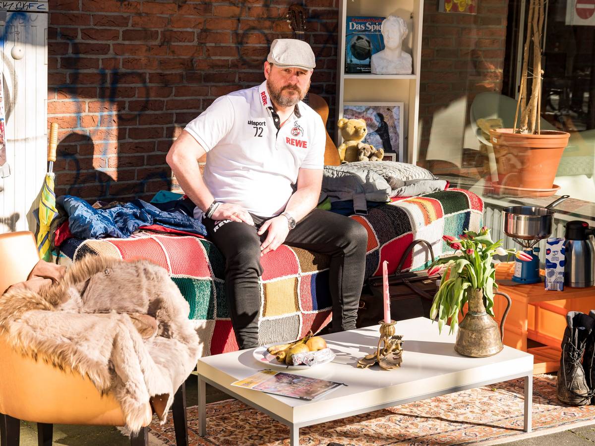 Steffen Baumgart lässt sich für den guten Zweck fotografieren,