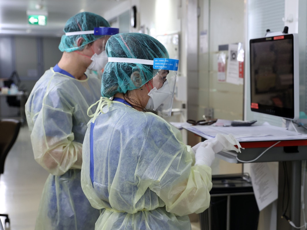 Zwei Mitarbeiter der Uniklinik Köln arbeiten auf der Intensivstation.