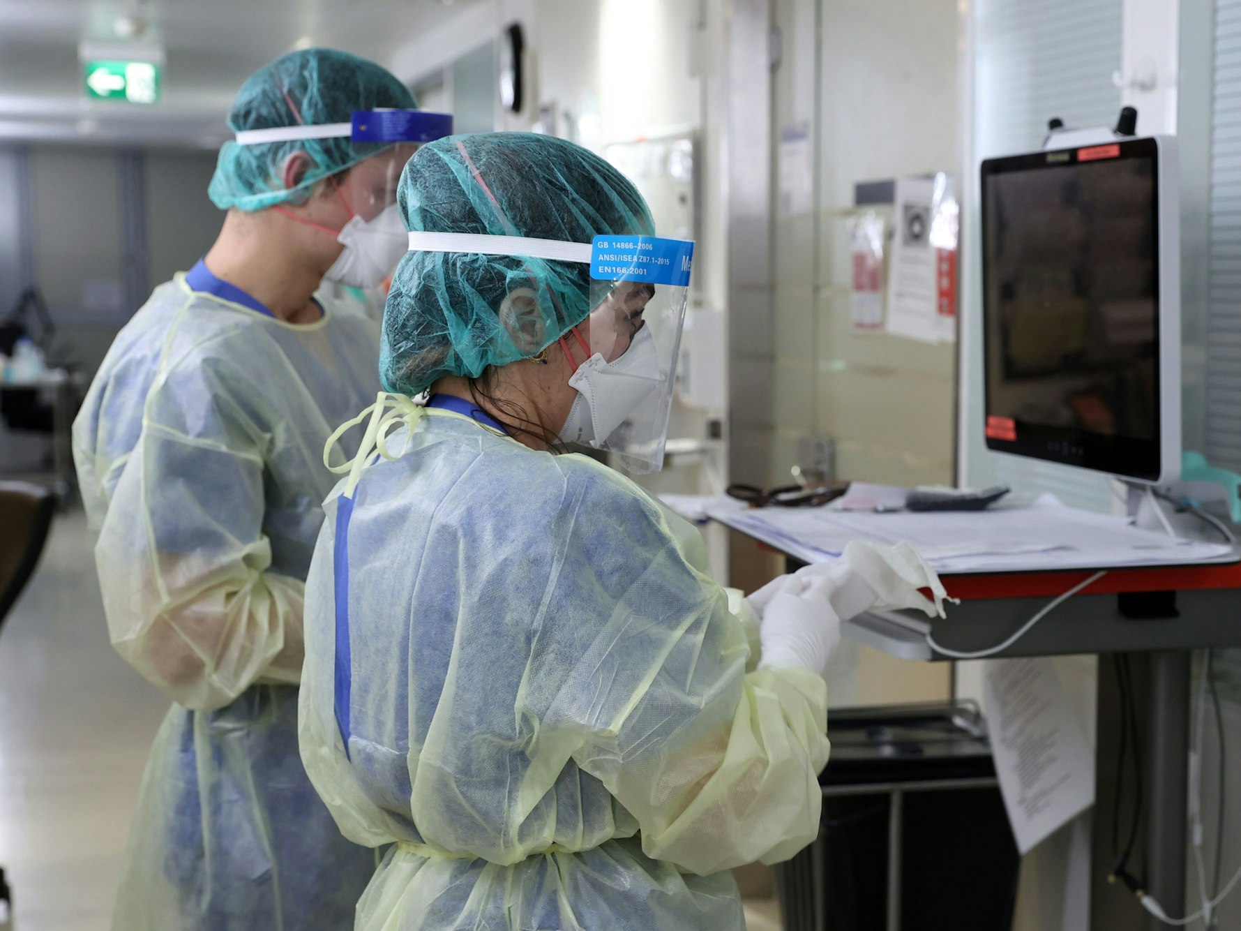 Zwei Mitarbeiter der Uniklinik Köln arbeiten auf der Intensivstation.