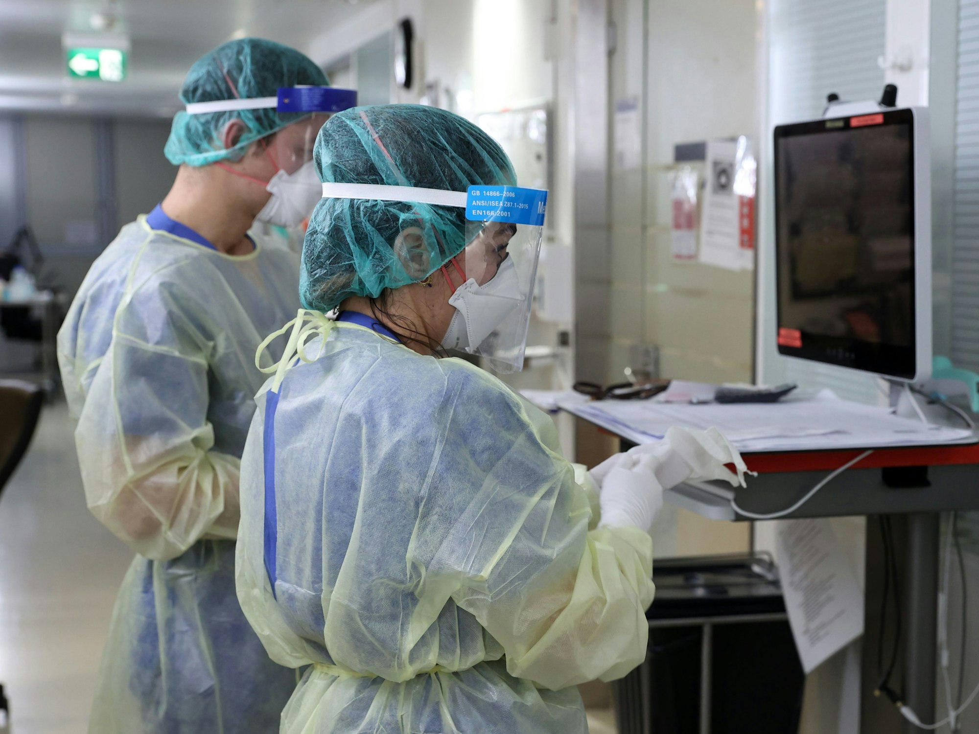 Zwei Mitarbeiter der Uniklinik Köln arbeiten auf der Intensivstation.