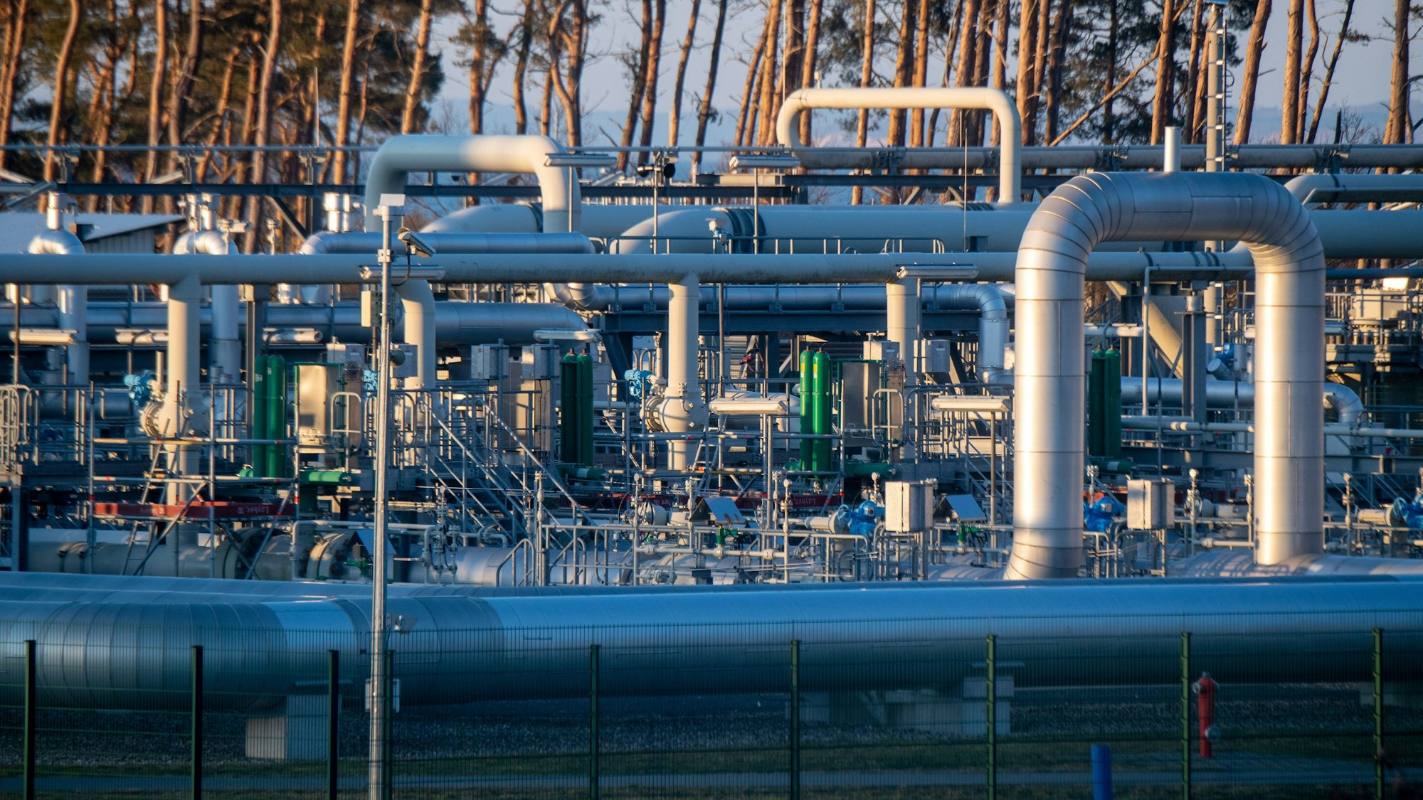 Blick auf Rohrsysteme und Absperrvorrichtungen in der Gasempfangsstation der Ostseepipeline Nord Stream 1. Russland droht nun mit einem Lieferstopp.