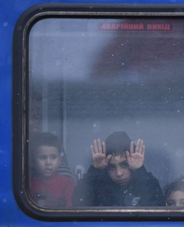 Ukrainische Kinder schauen am 4. März aus dem Fenster eines Zuges, der von Lviv aus in den Westen fährt.