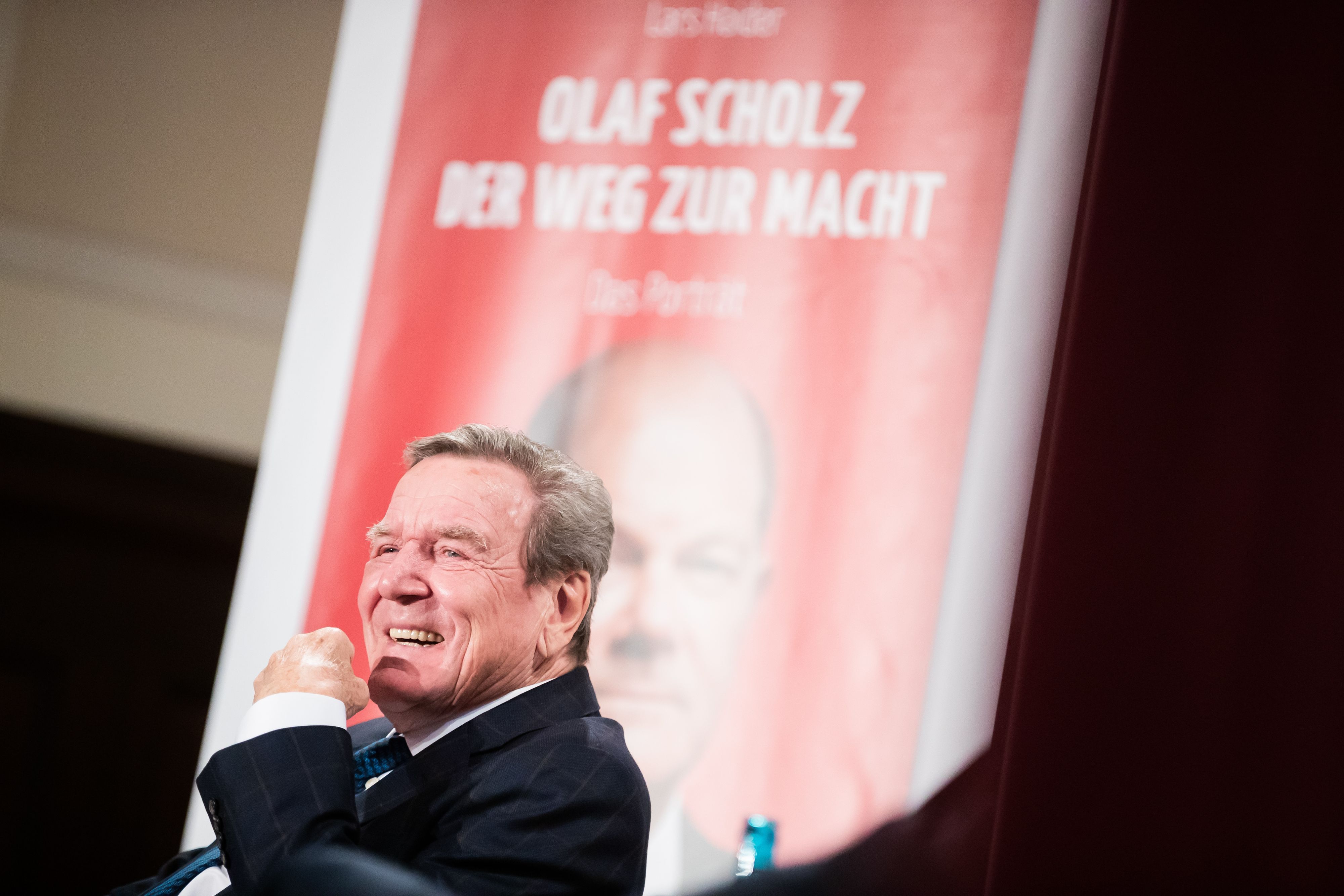 Gegen den früheren Bundeskanzler Gerhard Schröder (SPD, hier Anfang Dezember 2021 bei der Vorstellung der Biografie über Olaf Scholz) ist Strafanzeige wegen Verbrechens gegen die Menschlichkeit gestellt worden.