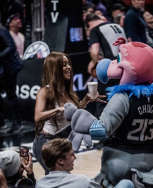 US-Star Saweetie und Maskottchen „Chuck The Condor“ tanzen gemeinsam.