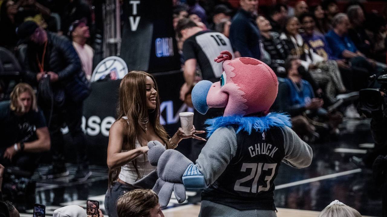 US-Star Saweetie und Maskottchen „Chuck The Condor“ tanzen gemeinsam.