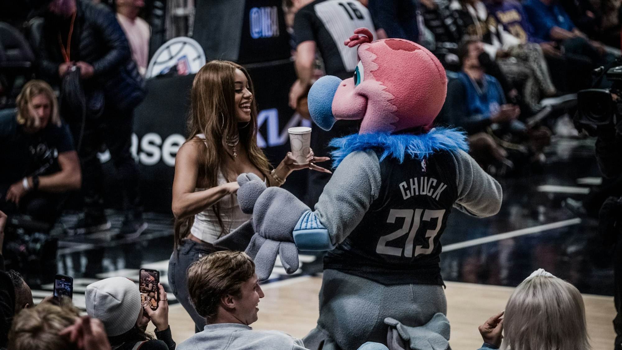 US-Star Saweetie und Maskottchen „Chuck The Condor“ tanzen gemeinsam.