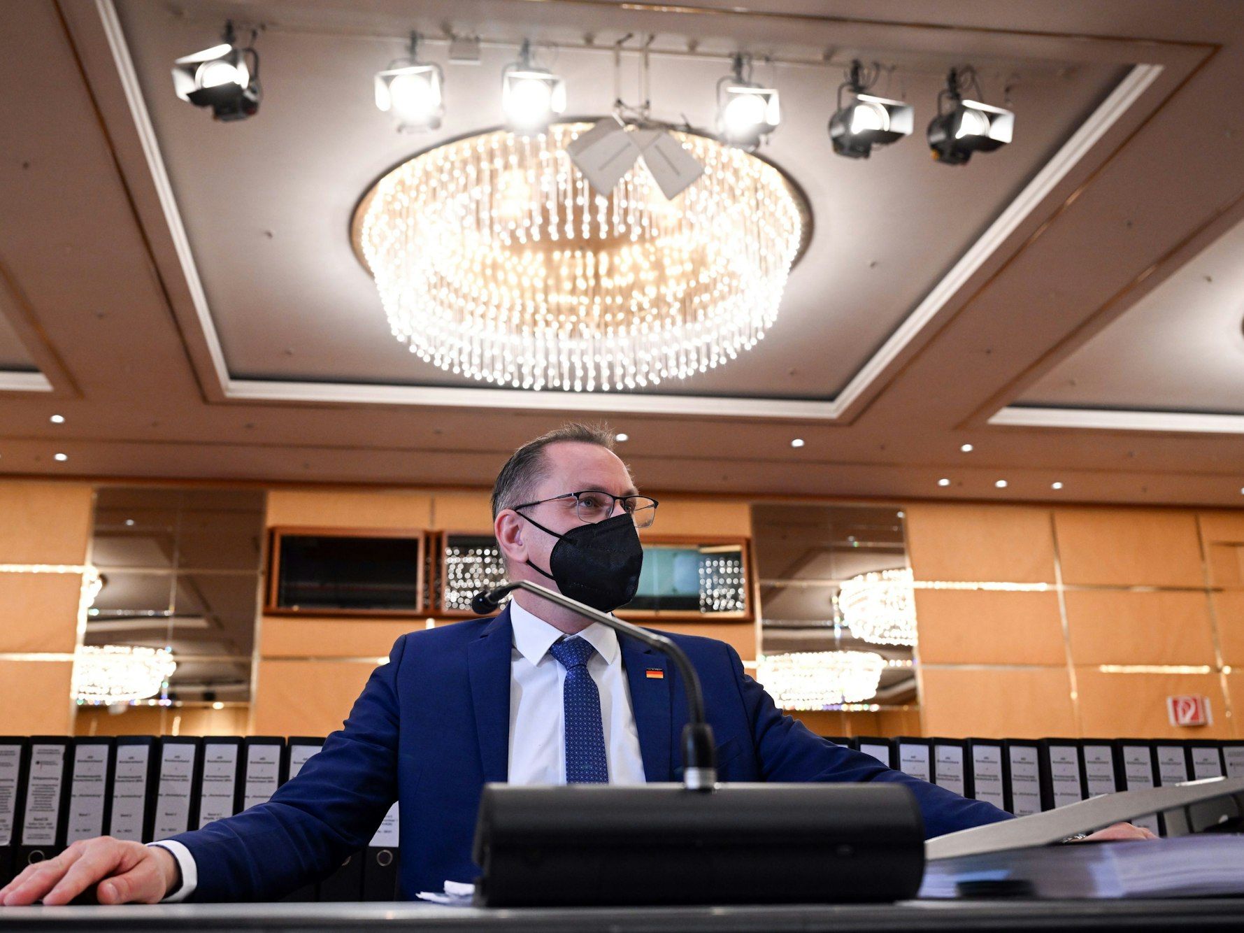 08.03.2022, Nordrhein-Westfalen, Köln: Tino Chrupalla, Vorsitzender der AfD, wartet im sogenannten «Kristallsaal» der Kölner Messe, der für das Verfahren zu einem Gerichtssaal umgewandelt wurde.