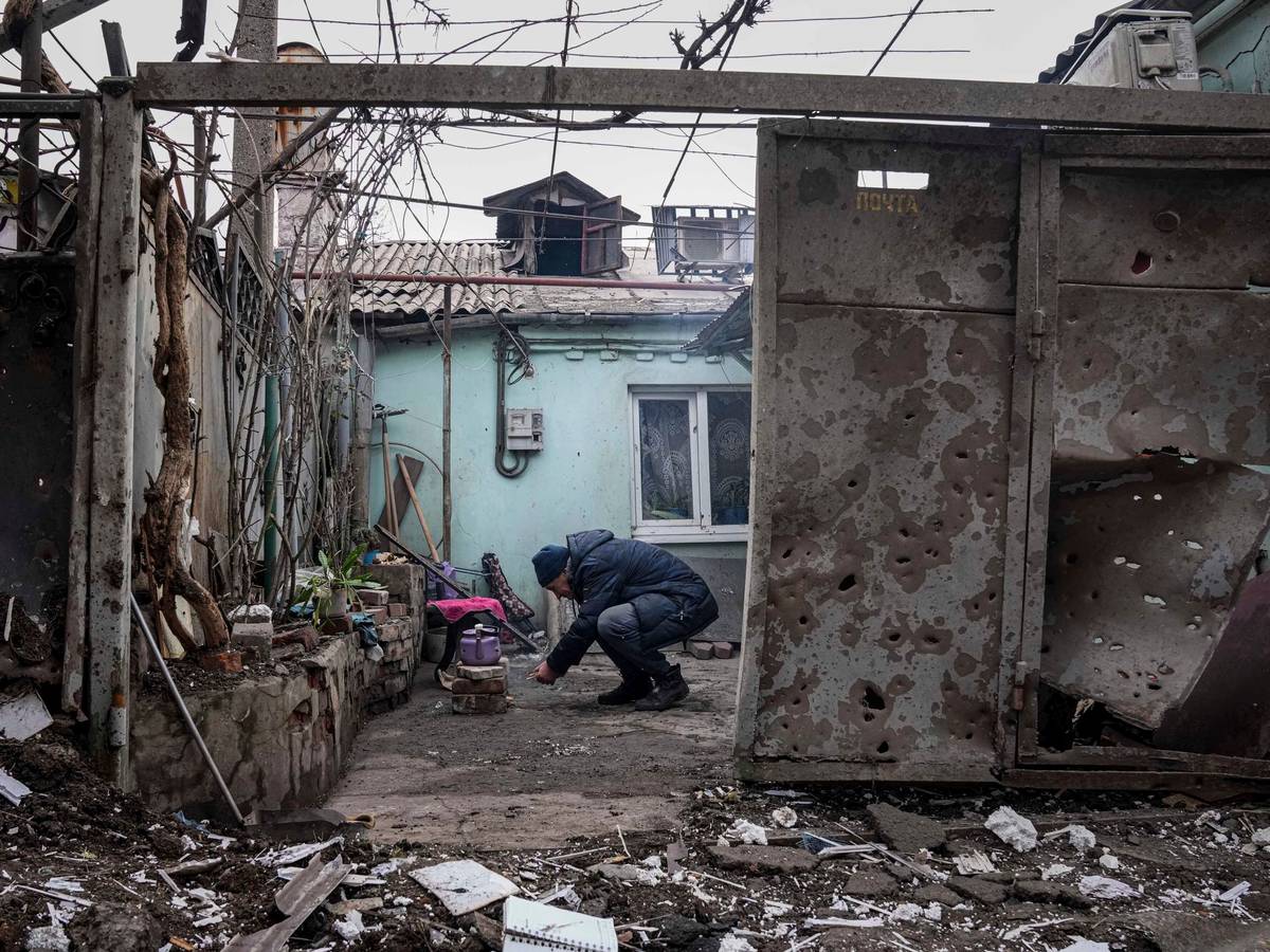 Im von russischen Truppen belagerten Mariupol leiden die Menschen derzeit besonders schlimm: Es gibt kein Strom, kein Wasser, kein Gas. Jetzt wird von einem Mädchen berichtet, das unter Trümmern verdurstet ist.