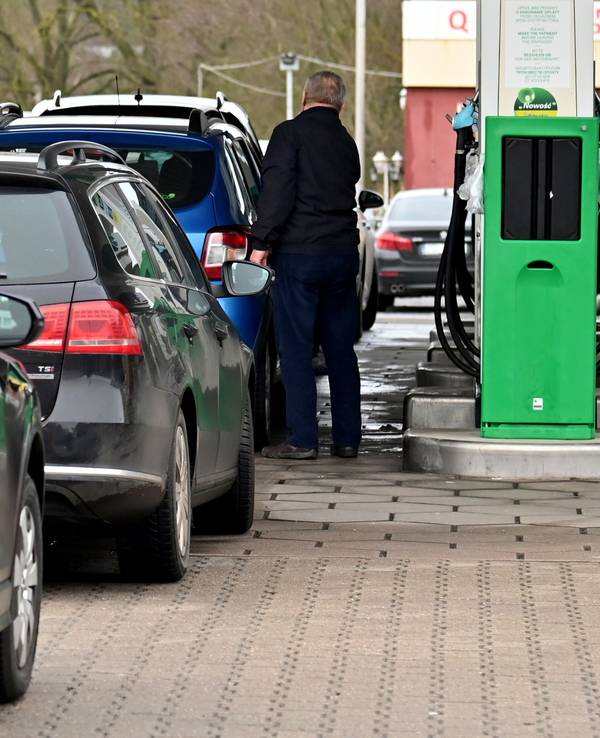 Deutsche Autofahrer betanken Anfang Januar ihre Autos an einer Tankstelle im polnischen Lubieszyn. Die Spritpreise steigen bereits seit vielen Wochen in atemberaubender Geschwindigkeit. Der Krieg in der Ukraine treibt die Preisspirale zusätzlich nach oben.
