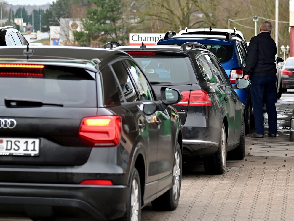 Deutsche Autofahrer betanken Anfang Januar ihre Autos an einer Tankstelle im polnischen Lubieszyn. Die Spritpreise steigen bereits seit vielen Wochen in atemberaubender Geschwindigkeit. Der Krieg in der Ukraine treibt die Preisspirale zusätzlich nach oben.