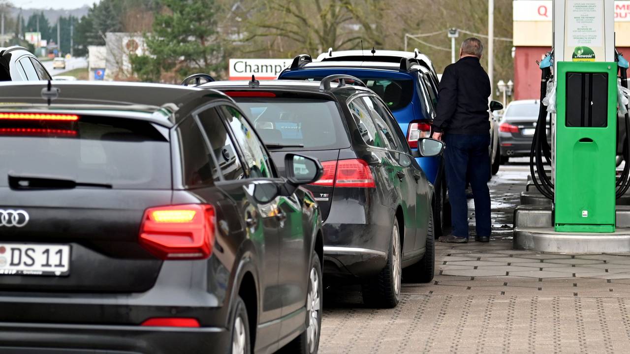 Deutsche Autofahrer betanken Anfang Januar ihre Autos an einer Tankstelle im polnischen Lubieszyn. Die Spritpreise steigen bereits seit vielen Wochen in atemberaubender Geschwindigkeit. Der Krieg in der Ukraine treibt die Preisspirale zusätzlich nach oben.