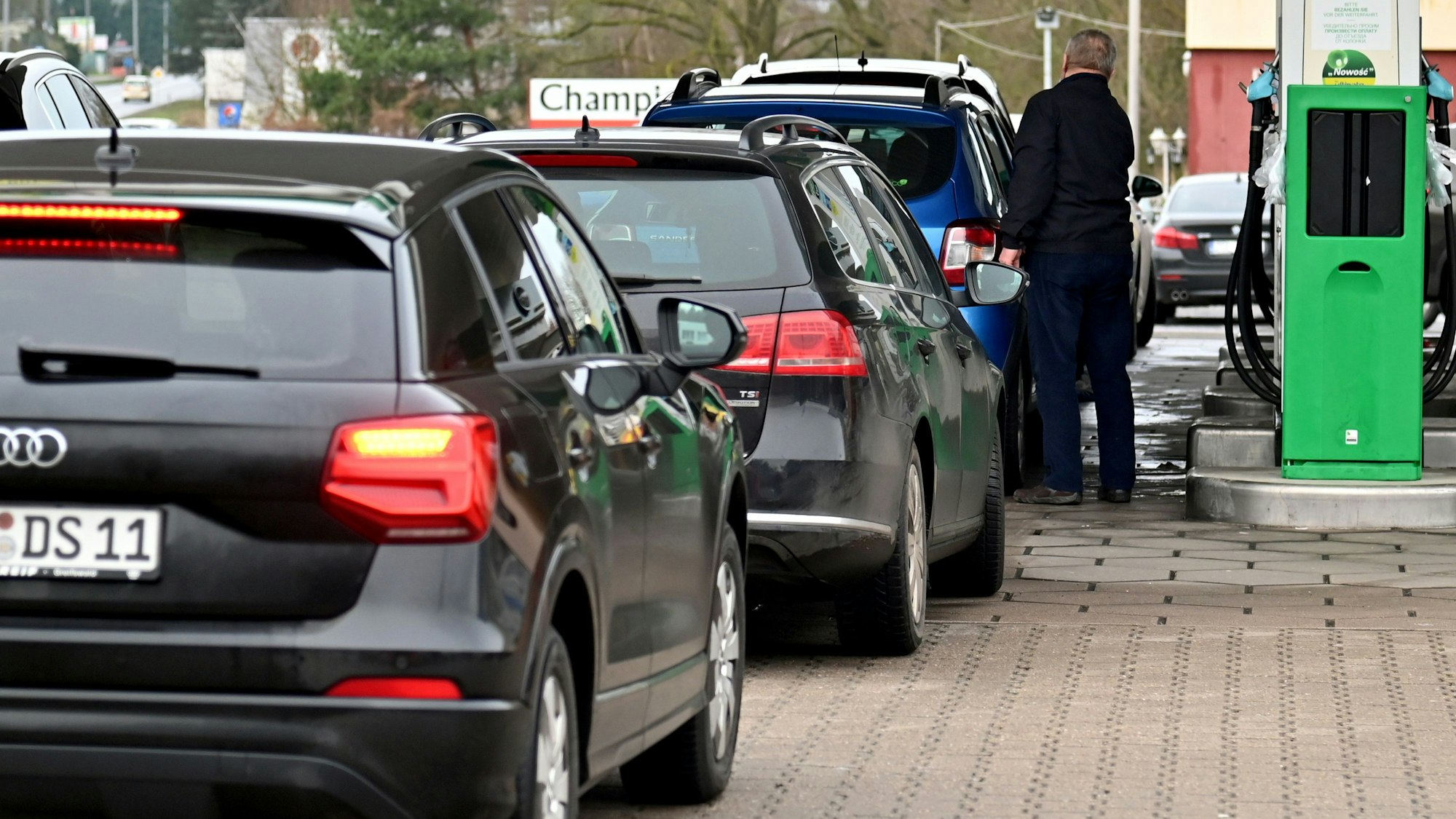 Deutsche Autofahrer betanken Anfang Januar ihre Autos an einer Tankstelle im polnischen Lubieszyn. Die Spritpreise steigen bereits seit vielen Wochen in atemberaubender Geschwindigkeit. Der Krieg in der Ukraine treibt die Preisspirale zusätzlich nach oben.