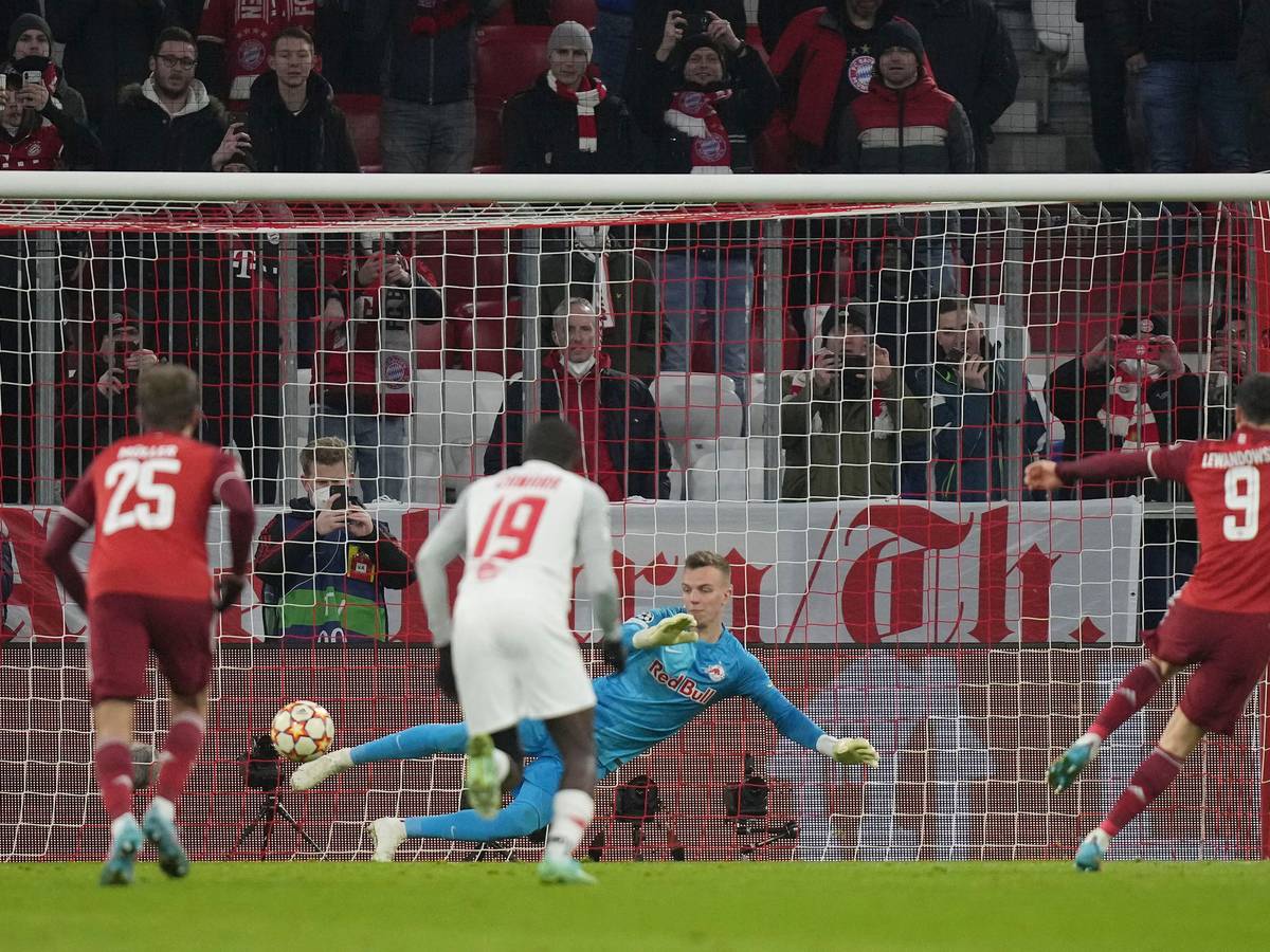 Robert Lewandowski verwandelt einen Elfmeter gegen den FC Salzburg in der Champions League.