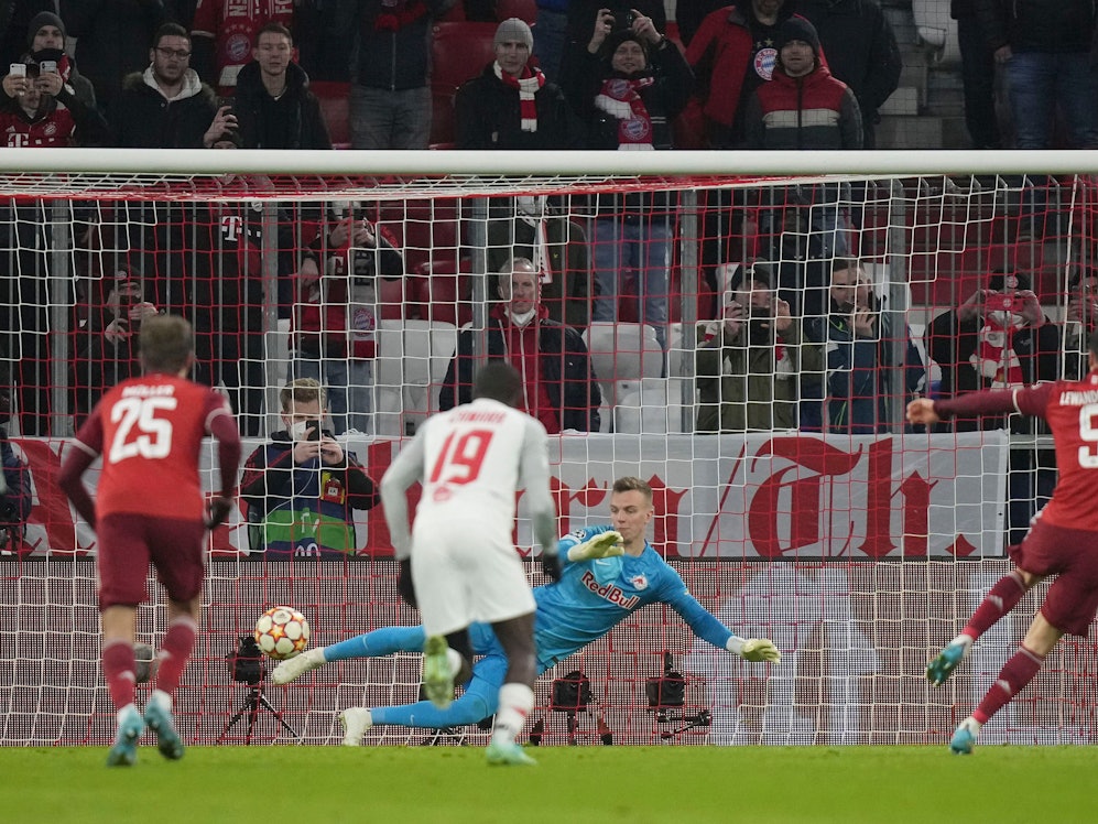 Robert Lewandowski verwandelt einen Elfmeter gegen den FC Salzburg in der Champions League.