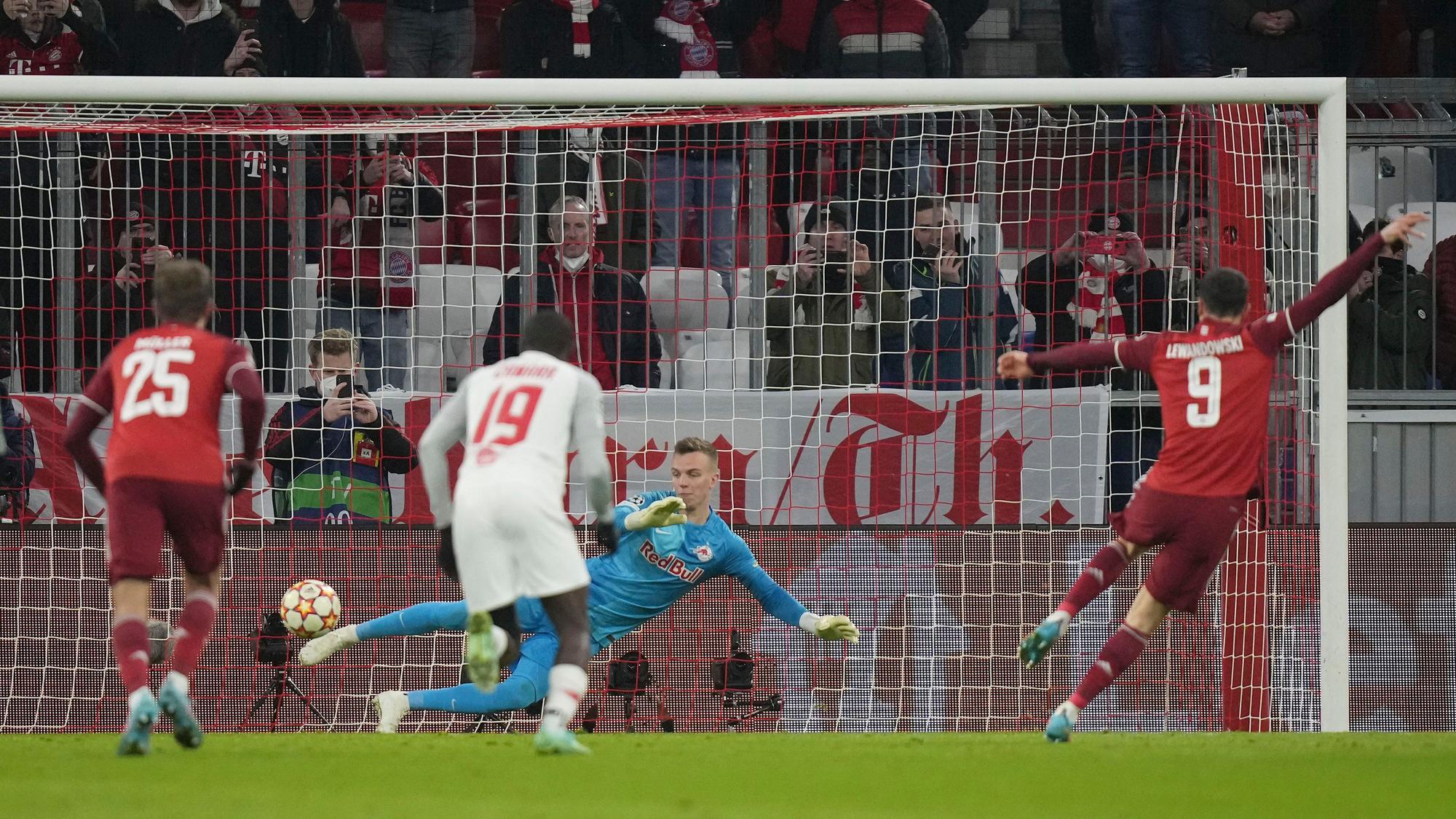 Robert Lewandowski verwandelt einen Elfmeter gegen den FC Salzburg in der Champions League.