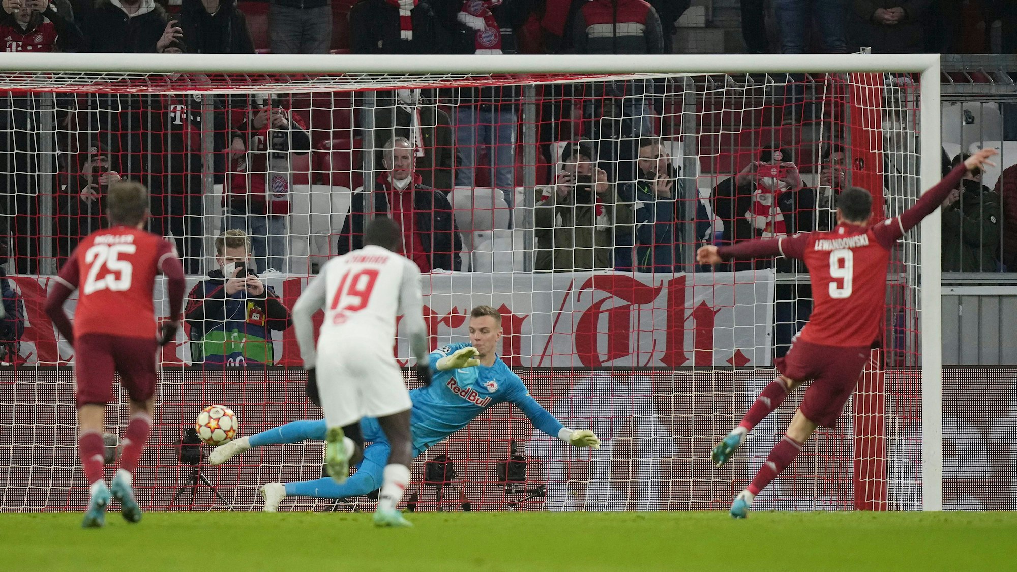 Robert Lewandowski verwandelt einen Elfmeter gegen den FC Salzburg in der Champions League.