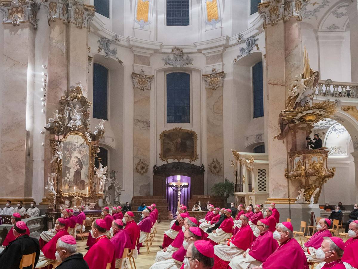 Bischöfe nehmen am Eröffnungsgottesdienst der Frühjahrs-Vollversammlung der Deutschen Bischofskonferenz in der Basilika von Vierzehnheiligen teil.