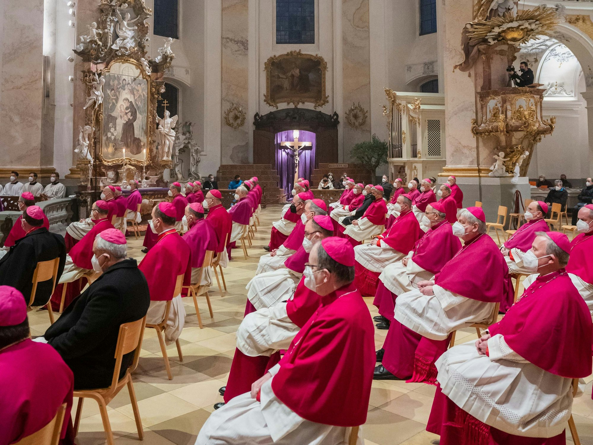 Bischöfe nehmen am Eröffnungsgottesdienst der Frühjahrs-Vollversammlung der Deutschen Bischofskonferenz in der Basilika von Vierzehnheiligen teil.
