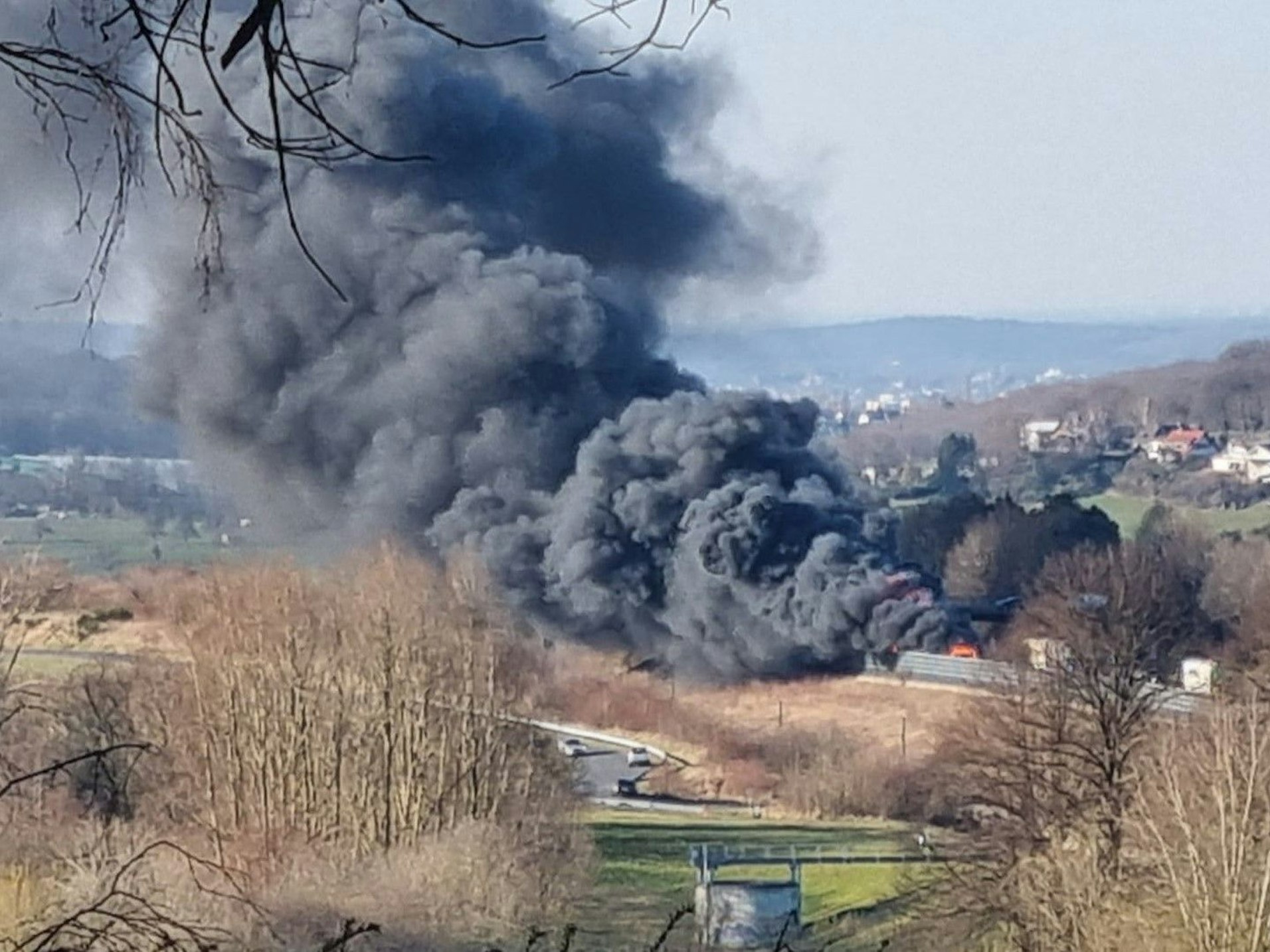 Selbst aus der Ferne war der Lkw-Brand auf der A3 sichtbar. Dicke Rauchwolken standen am Dienstagnachmittag (8. März 2022) über der Autobahn.