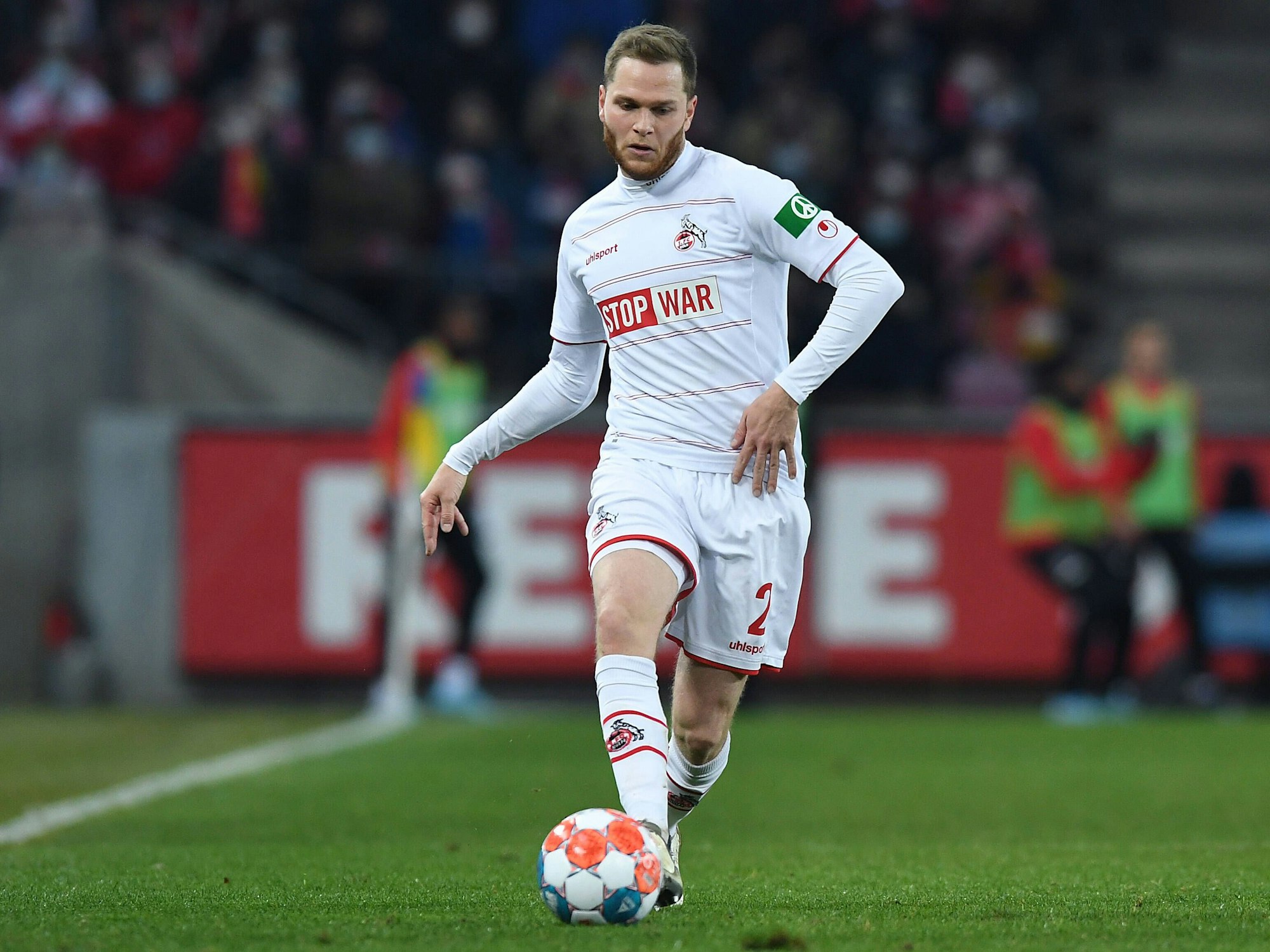 Benno Schmitz führt im Spiel gegen die TSG Hoffenheim den Ball