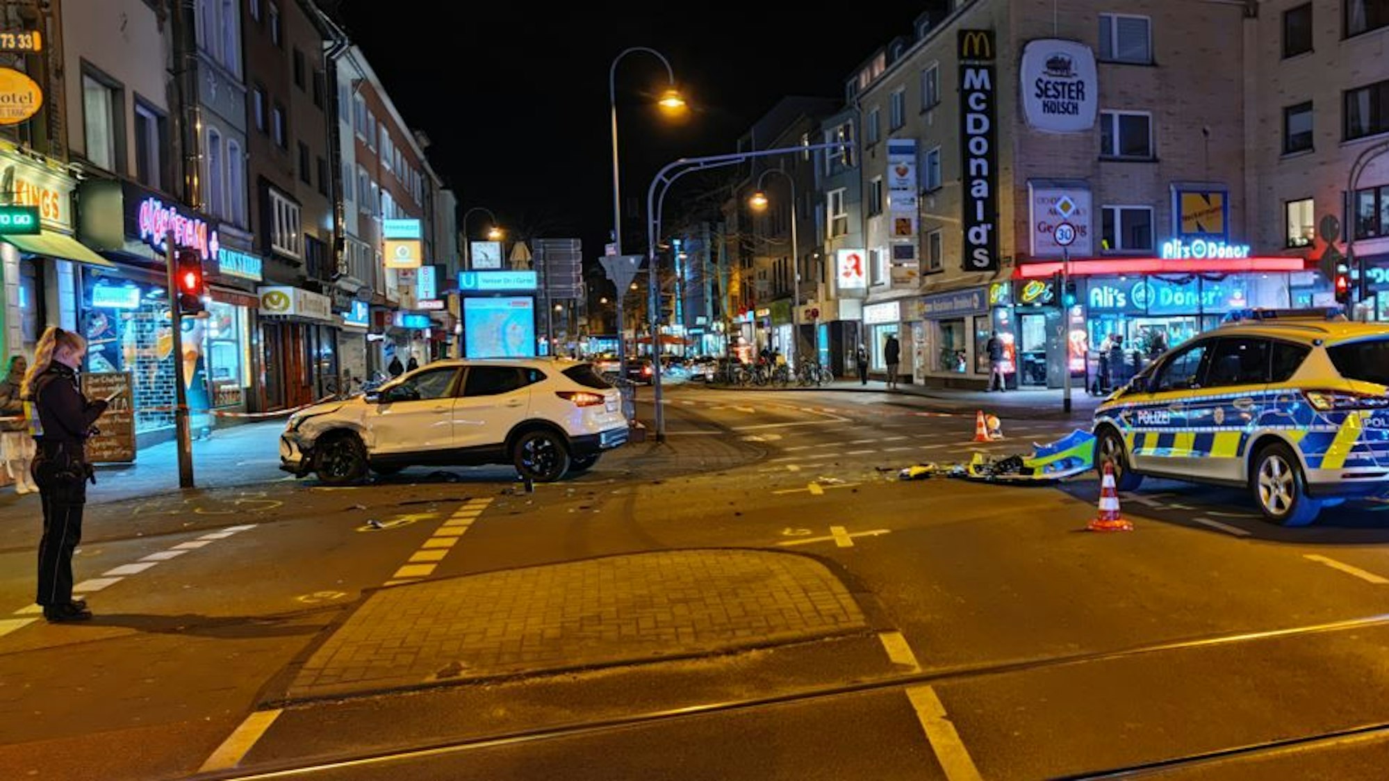 Am Ehrenfeldgürtel prallten ein Streifenwagen der Polizei und ein Nissan Qashqai zusammen.