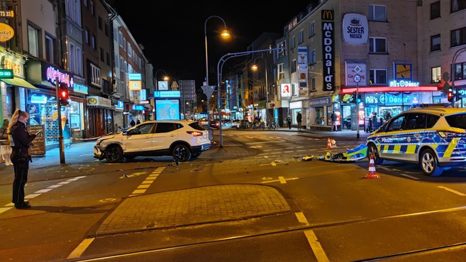 Am Ehrenfeldgürtel prallten ein Streifenwagen der Polizei und ein Nissan Qashqai zusammen.